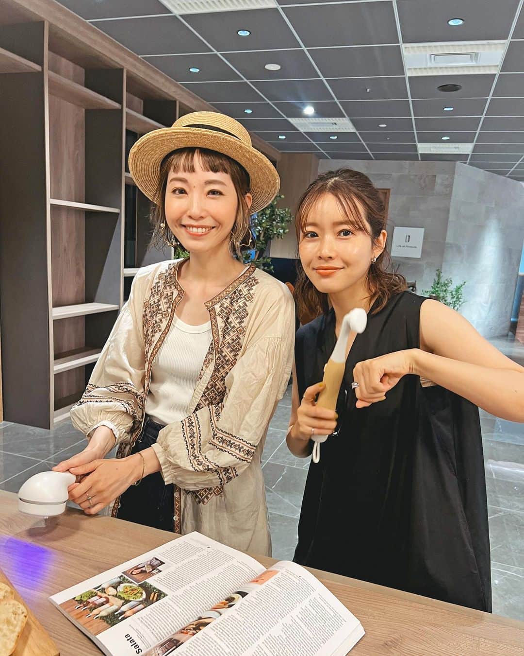 のインスタグラム：「🍨🍨 ． ライフオンプロダクツ(株)の新ブランド 「Life on Products」新商品発表会に参加させていただきました〜🙏☺️♡ ． ． ☞ 2枚目🎥＆4枚目 何の新商品かわかるかなぁ😋？？ この洒落たボックス、実は、、 ． 冷凍庫なのですーーーーー❄️😍💘 (大きいサイズのものは冷蔵庫or冷蔵庫に切り替えられる💡) ． ． 休日のまとめ買いや ふるさと納税のお礼品が届いても冷凍庫に入らない…💔と、 2台目購入を検討する人が多いそうで、 キッチン以外の場所に置いても部屋に馴染む “インテリア家電” として作られたシリーズ🪑✨ ↑ 長男が誕生日にアイスケーキをリクエストしていたけれど 冷凍庫パンパン問題で諦めたので😭🤦‍♀️、 家族も多いし、うちも2台目が必要なのかもねぇ🥺💡 ． ． 木目調or コンクリート調のデザインで 取手がアイアンだったり、 ブランドロゴもドアの内側にさりげな〜く印字されていたり、 生活感あふれるはずの家電のイメージが180度変わって、 これならリビングにも置いてもステキだな〜♡と 夢膨らむ発表会でした🏠😍💘 ． ． ． ． 1＆3枚目は、 家事生活雑貨のクリーナーシリーズ🧹✨ ． コードレス電動ブラシは アタッチメントを替えてキッチン、お風呂、シューズなど 色んな箇所に使えるし、 隠して収納したくなる掃除道具感の全くない、 見せ置き出来るオシャレ感があって💯でした😍💘 ． ． ． 毎週上履き3足洗うのに奮闘している (男児の上履き、なんでこんなに汚いん👟🤪❓) ＆ わたしも子どもたちも、 日々消しカス✏️🗒️出しまくりなので😂、 電動ブラシやデスククリーナーなど 欲しいアイテムいっぱいで発売が楽しみだ✌️🥰 (6枚目) ． インテリア家電(冷凍庫)は6月中旬、 家事生活雑貨(クリーナー)は7月中旬〜リリース予定🎊 ． ． ． “RERUU” シリーズのワイヤレスイヤホンやスピーカーも ナチュラルデザインで好みでした🐹🎼♡ (7枚目) ． ． ． ． ． ． ． ． ． ． ． ． ． ． ． ． #10歳 #7歳 #3歳 #三兄弟ママ ． #ライフオンプロダクツ  #デザイン家電 #デスククリーナー #新商品 #新商品発表会 #掃除グッズ #lifeonproducs #pr @lifeonproducts」