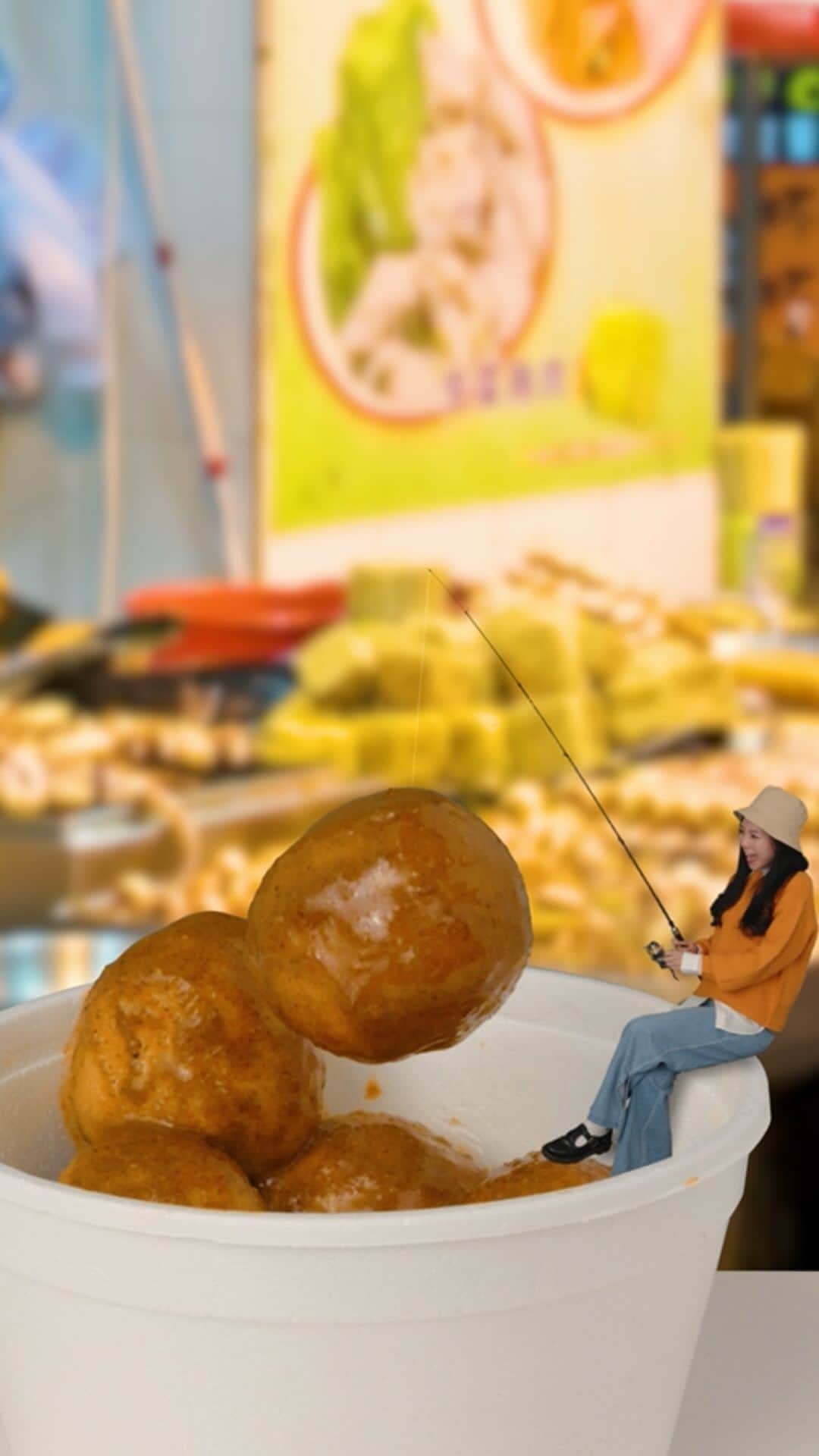 のインスタグラム：「Golden, plump and bouncy fish balls🍡, elevated by that secret curry sauce…🤩 who can resist our top iconic street food? Heard that they’ll taste even better when shared😋, so why not spice up your next date with besties by heading to your favourite stall?  又圓又大粒，沾滿香辣咖喱汁，嚟香港掃街點少得佢🤩？！一於去篤返串咖喱魚蛋🍡，同朋友分享更滋味！😋  #FishballHK  #HelloHongKong #DiscoverHongKong  🎣🍡🎣🍡🎣🍡🎣🍡🎣🍡🎣🍡🎣🍡🎣🍡🎣🍡 Hong Kong welcomes you✈️! Now travellers can get ‘Hong Kong Goodies’ 🛍️vouchers including one FREE welcome drink🍸 in the hottest bars! Check out the details here: bit.ly/HelloHKgoodiesEN. Hope to see you all soon! 香港歡迎你✈️！而家遊客仲可以享用「香港有禮🛍️」消費優惠券，去得獎酒吧免費飲返杯🍸🍹！詳情請留意 bit.ly/HelloHKgoodiesTC」