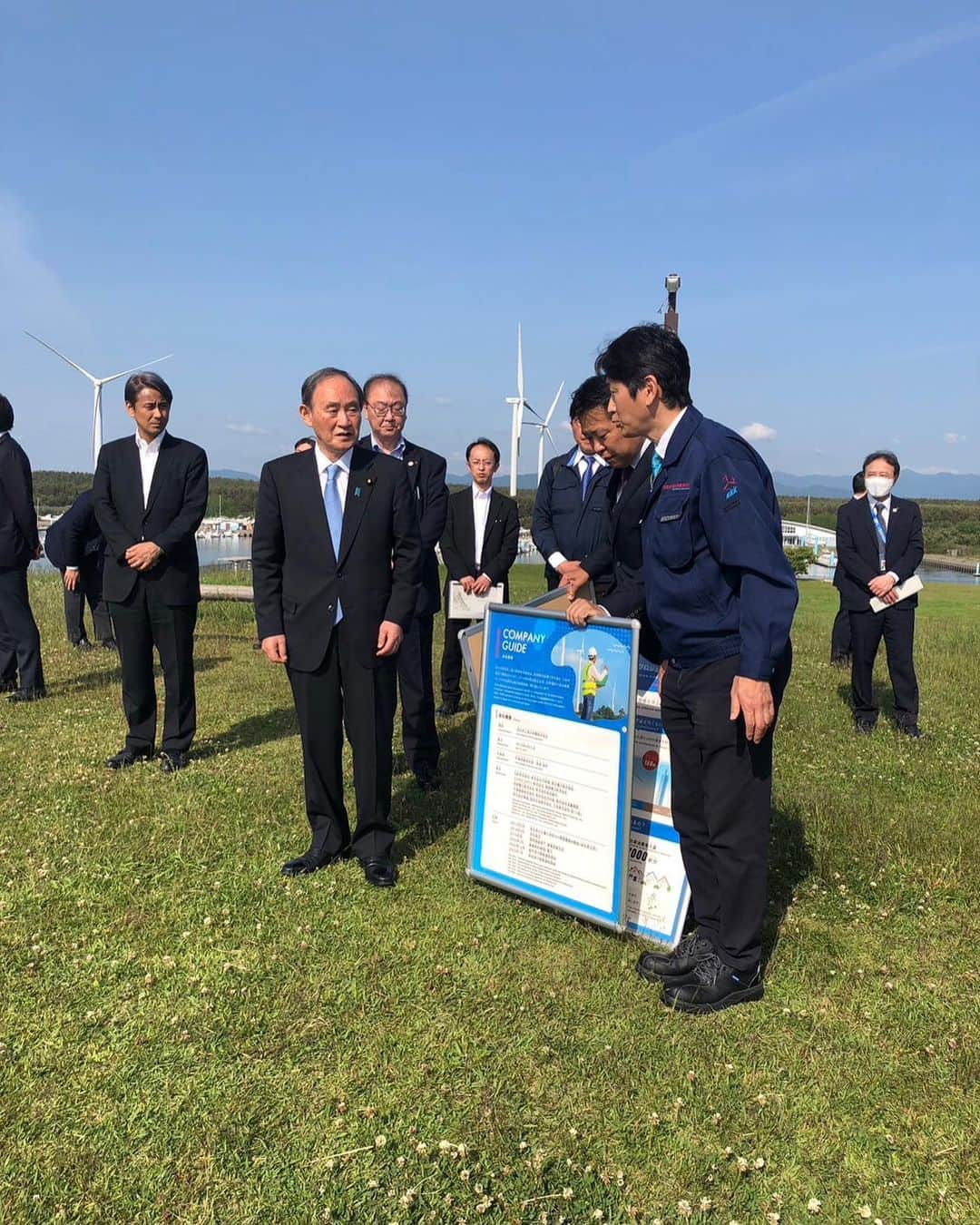 菅義偉のインスタグラム：「秋田市で、カーボンニュートラルの切り札である風力発電を視察しました。 県内最大の約6.6万ＫＷの陸上風力発電所と、３３機からなる日本初の大規模洋上風力発電を見て、具体的な取組が着実に進んでいることを心強く感じました。 こうした成果を海外にも展開できるよう、しっかり支援をしていきます。」