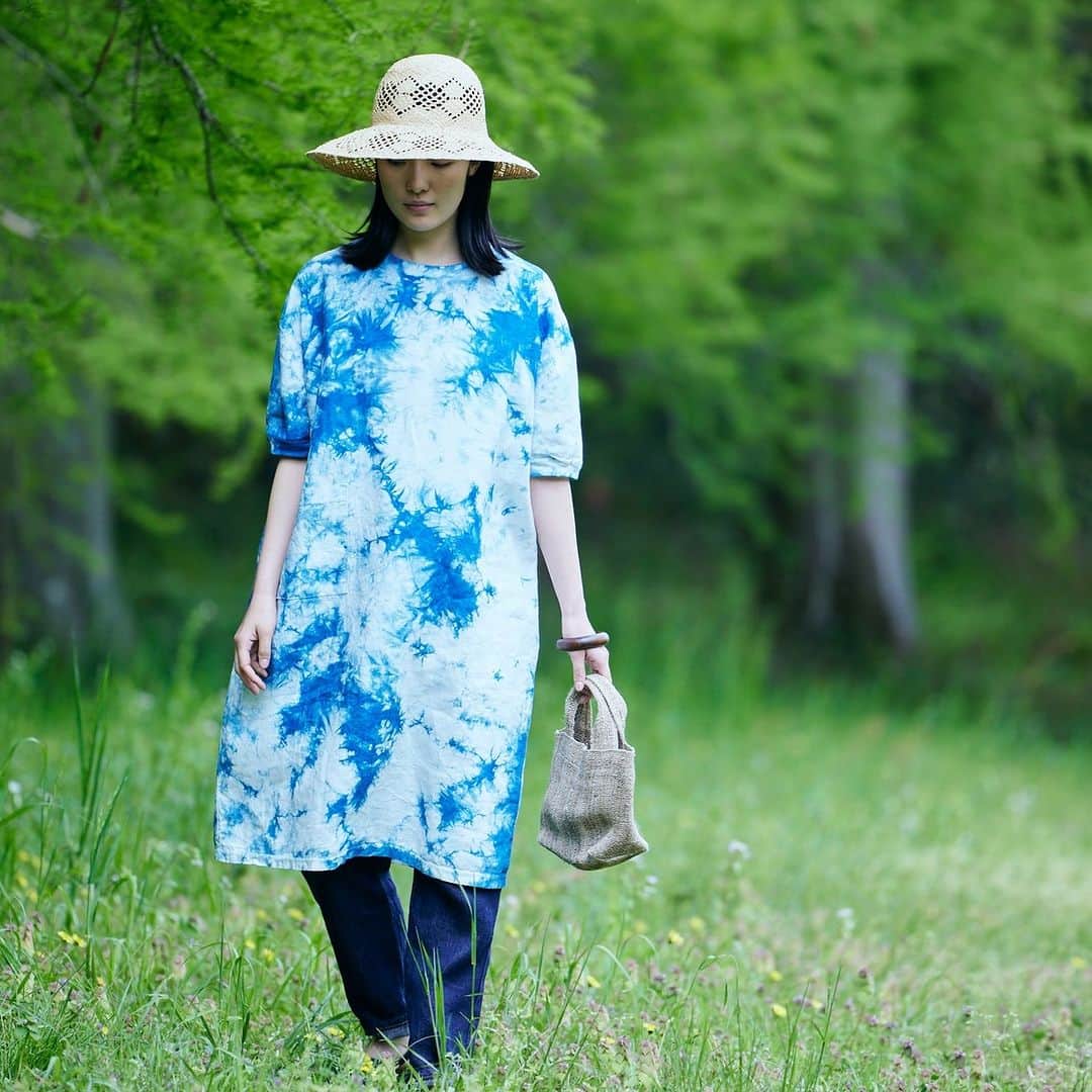 中川政七商店さんのインスタグラム写真 - (中川政七商店Instagram)「「初夏を、染める。」  一番好きな季節は、夏かもしれない。 青い空に、白い雲、家にいるより 外へ飛び出したくなる、 そんな気持ちにさせてくれる季節です。  そして今年は、 外へのお出かけがもっと楽しみになる 洋服が生まれました。  夏の景色に映えるのは、ムラ染め。 手で製品を手繰るように丸めて掴んだまま、 染料に漬け込むことで模様を生み出す 昔ながらの染め方。  自然と偶然が生み出す、染めの美しさ―。 手仕事が織りなす洋服は、きっと 気持ちまで晴れやかにしてくれるはずです。  藍をはじめ天然染料ならではの 彩度のある色合いは、 年齢を重ねた大人の方にこそ 似合いやすいのが魅力です。  ▶ムラ染めの麻布Ｔシャツ　藍×濃藍／￥17,930 ▶ムラ染めの麻布Ｔシャツ　藍／￥15,950 ▶ムラ染めの麻布Ｔシャツ　藍×薄藍／￥16,940 ▶ムラ染めの麻布Ｔシャツワンピース　藍／￥24,750 ▶ムラ染めの麻布Ｔシャツワンピース　藍×薄藍／￥25,850 ▶ムラ染めの麻布Ｔシャツワンピース　藍×濃藍／￥26,950 ▶ムラ染めのたっつけパンツ草木（黄・紫）／各￥19,800 ▶ムラ染めのかや織ストール（黄・紫）／各9,900  🦌お買い物はプロフィールリンクより @nakagawamasa7  ． 日本の工芸が教えてくれる 暮らしかた、生きかた。  Japan’s kogei. Teaching us how to live how to be. ．  #中川政七商店 #工芸  #nakagawamasashichi #藍染め #藍染めコーデ #藍染めファッション #ろうけつ染め #ムラ染め #大人カジュアル #大人の女性」5月27日 18時54分 - nakagawamasa7