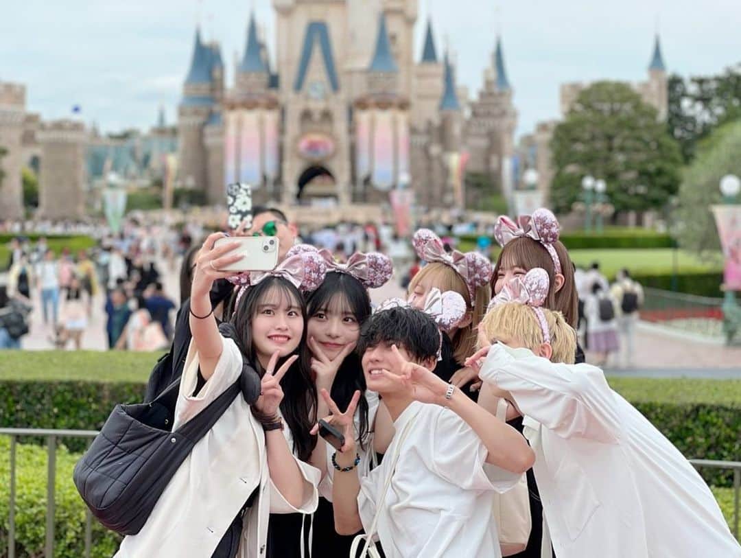 小林希大のインスタグラム：「1枚目青春すぎやろお😮‍💨iOメンでディズニー行ってきやした❕‪✨  まさかここまで仲良くなると思わなかったし、青春すぎました🏫🌸  気づいてくださった方々ありがとうございました！！😆 そして付き添ってくださったスタッフの皆様にも感謝です 🙌🙇  #ioメン #イオメン #ディズニー #思い出」