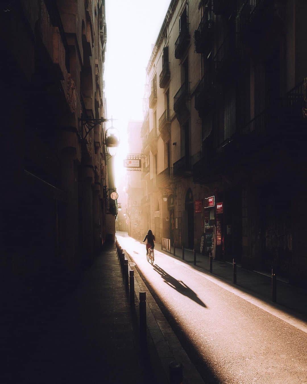 Thomas Kakarekoのインスタグラム：「Another compilation of my cherished encounters from across the globe. Let me know what‘s your fave from this set.  1. Barcelona 2. Copenhagen 3. Budapest 4. Paris  5. Toronto  6. Amsterdam 7. San Francisco  8. Poznań Currently capturing new perspectives in France and Italy. The exploration never stops 🌍📸」