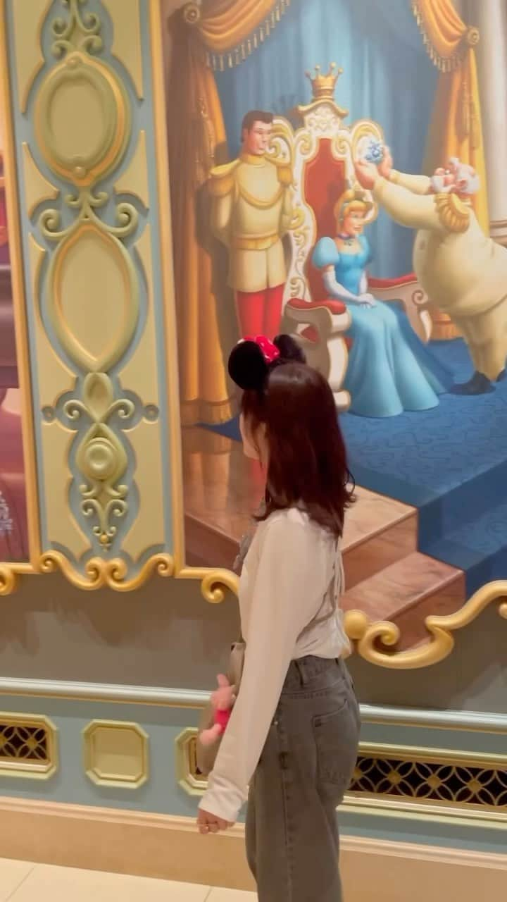 大和田南那のインスタグラム：「Disney land🎢💞🏰🎀  久しぶりに家族で行って 雨の中だったけど 沢山食べてパレード観て楽しかった~🍿♡  #Disney#disneyland#tokyodisneyland#ディズニーランド#東京ディズニーランド#ディズニーコーデ」