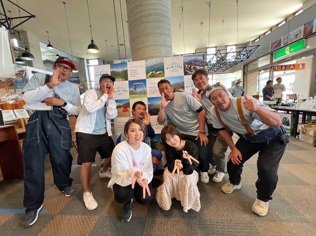 阿部真央のインスタグラム：「かよピっピと白馬岩岳マウンテンリゾートのナイスガイの皆さんと✌️  #吉澤嘉代子 #白馬岩岳マウンテンリゾート」