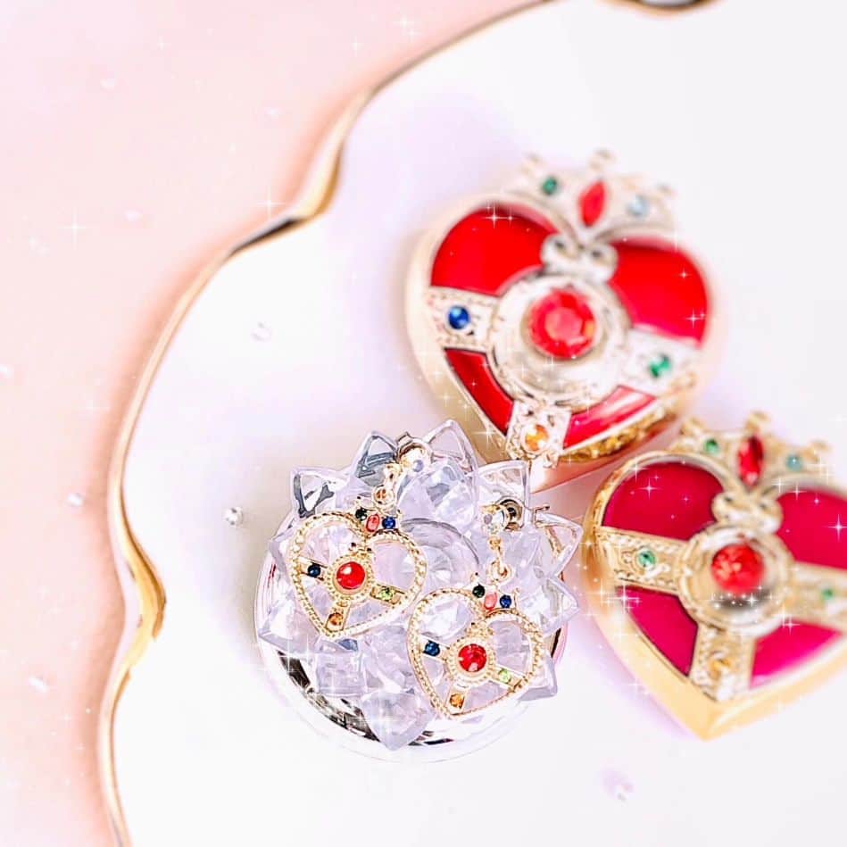 4meee!さんのインスタグラム写真 - (4meee!Instagram)「【みんなの憧れ🌙セーラームーンアイテム】  時代を超えて大人気のセーラームーン🌙🐇  最近は小物も増えてきて、集めている人も多いかも！ 特にコズミックのハートコンパクトは セーラームーンの象徴🤍🐰  コスメとのコラボも多く、 ６月にはスリーコインズからもセーラームーンと コラボしたアイテムが発売予定だよ🌙  photo by💌 @rubymoon0712 @ayap____24 @33chaninsta @_popo.moon21  ……about 4MEEE…… アラサー女性のためのWEBマガジン。 HAPPYのヒントが見つかる記事を毎日配信中！ プロフィールのリンクからぜひ、チェックしてみてください❤︎   #4meee#フォーミー#セーラームーン#セラムン#セラムンコスメ#sailormoon#セーラームーングッズ#美少女戦士#美少女戦士セーラームーン」5月27日 19時08分 - 4meee_com