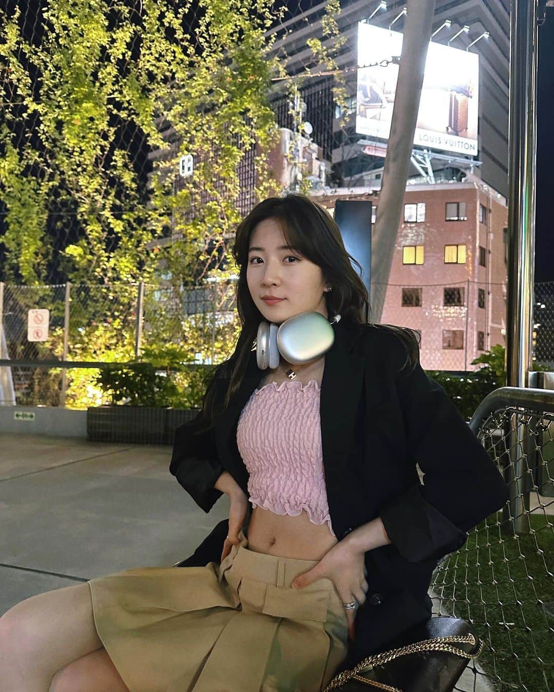 雨宮凜々子のインスタグラム：「カナダから帰ってきたら中学からの友達と🫶🏻🇨🇦 帰ってきてからもっと気が合う気がしたゾ ほんで待望のmaxちゃん   #渋谷 #宮下パーク #y2kファッション #春コーデ #ootd #오오티디 #fashion #shein」