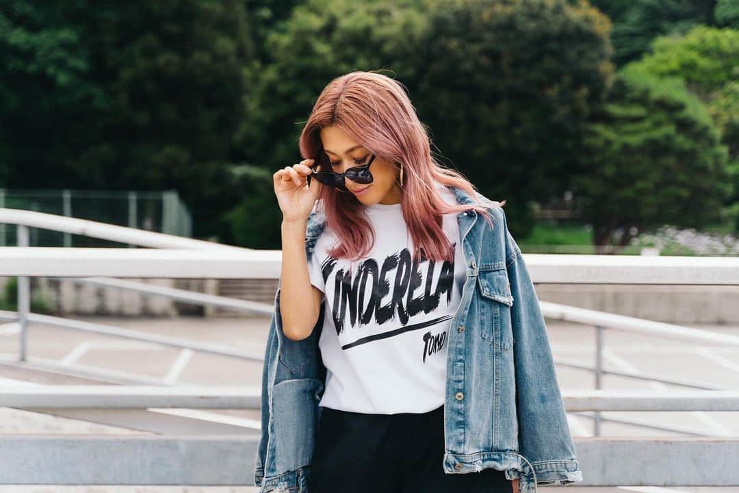 片桐舞子のインスタグラム：「毎年New Color を発売してるTシャツ↯︎  今年はWhite×Blackのシンプルなカラーと、コカコーラみたいなRedが明日発売になります🫶🏼  M / L / XL  アメリカンサイズなので、Mが日本のLサイズくらいの感じ♡  #mays#sinderelatokyo #tokyofashion #streetfashion」
