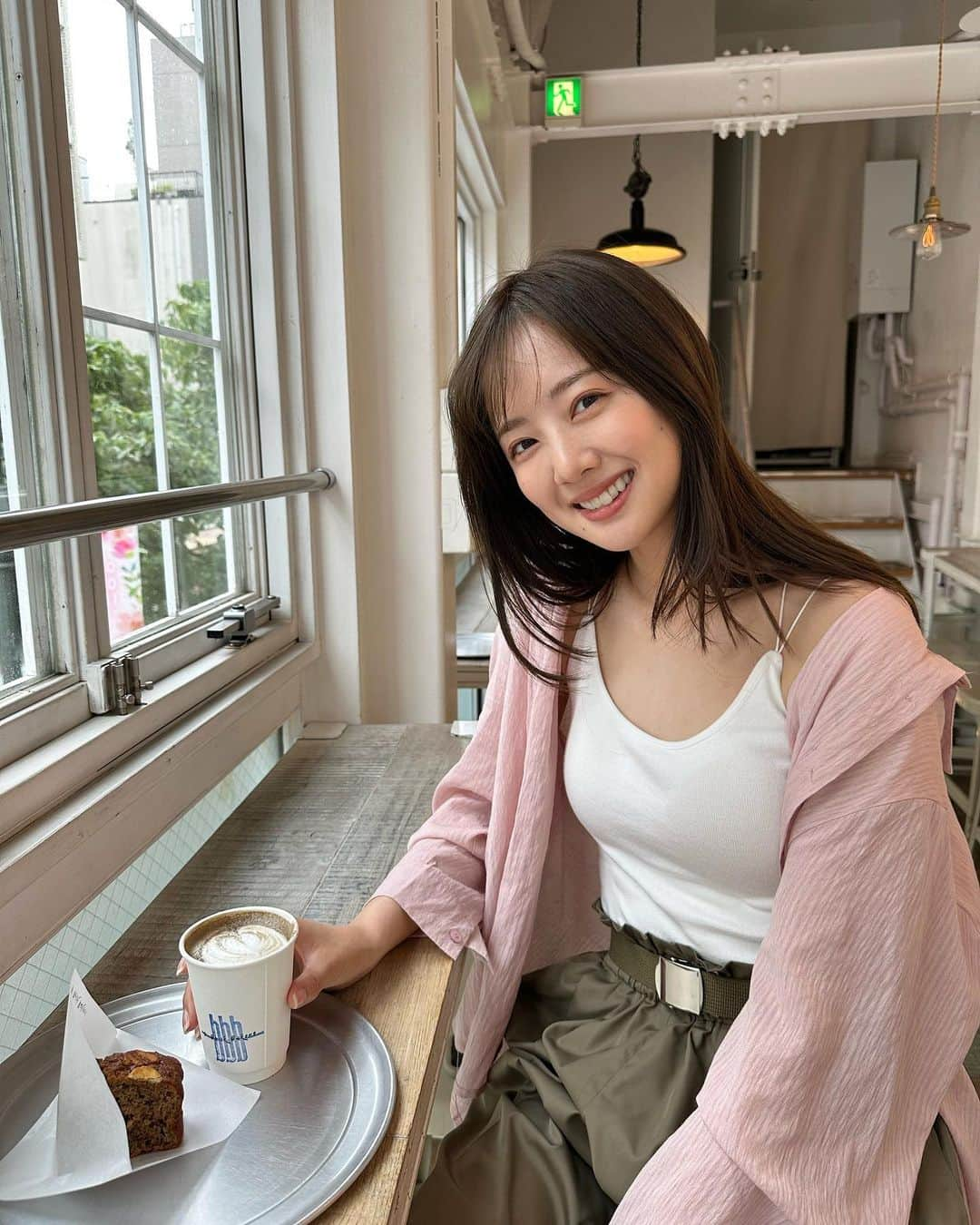 熊江琉唯さんのインスタグラム写真 - (熊江琉唯Instagram)「ほうじ茶ラテうまうま🤎  今日のコーデはカジュアルの中に ほんのり甘さを🍒  最近自分の中で ピンクとカーキ色きてる  ．  #fashion #ootd #outfit #cafe #カフェ #カフェ巡り #ファッション #コーデ #今日のコーデ #私服 #カジュアルコーデ #キレイめカジュアル　#お出かけ #広尾カフェ」5月27日 19時09分 - ruikumae