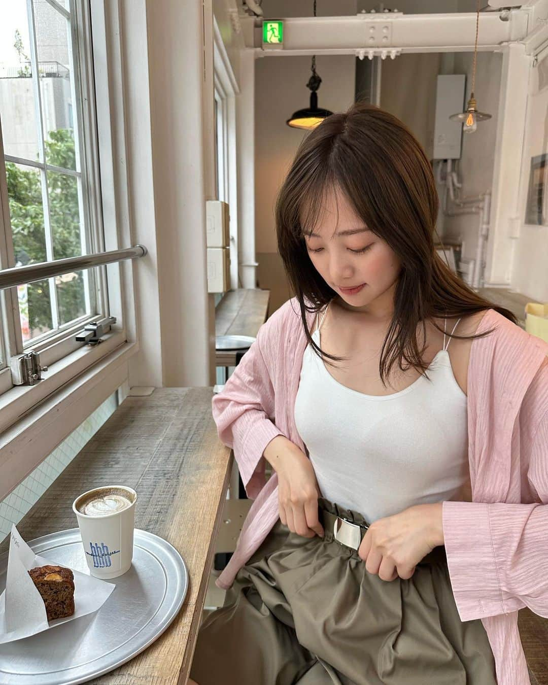 熊江琉唯さんのインスタグラム写真 - (熊江琉唯Instagram)「ほうじ茶ラテうまうま🤎  今日のコーデはカジュアルの中に ほんのり甘さを🍒  最近自分の中で ピンクとカーキ色きてる  ．  #fashion #ootd #outfit #cafe #カフェ #カフェ巡り #ファッション #コーデ #今日のコーデ #私服 #カジュアルコーデ #キレイめカジュアル　#お出かけ #広尾カフェ」5月27日 19時09分 - ruikumae