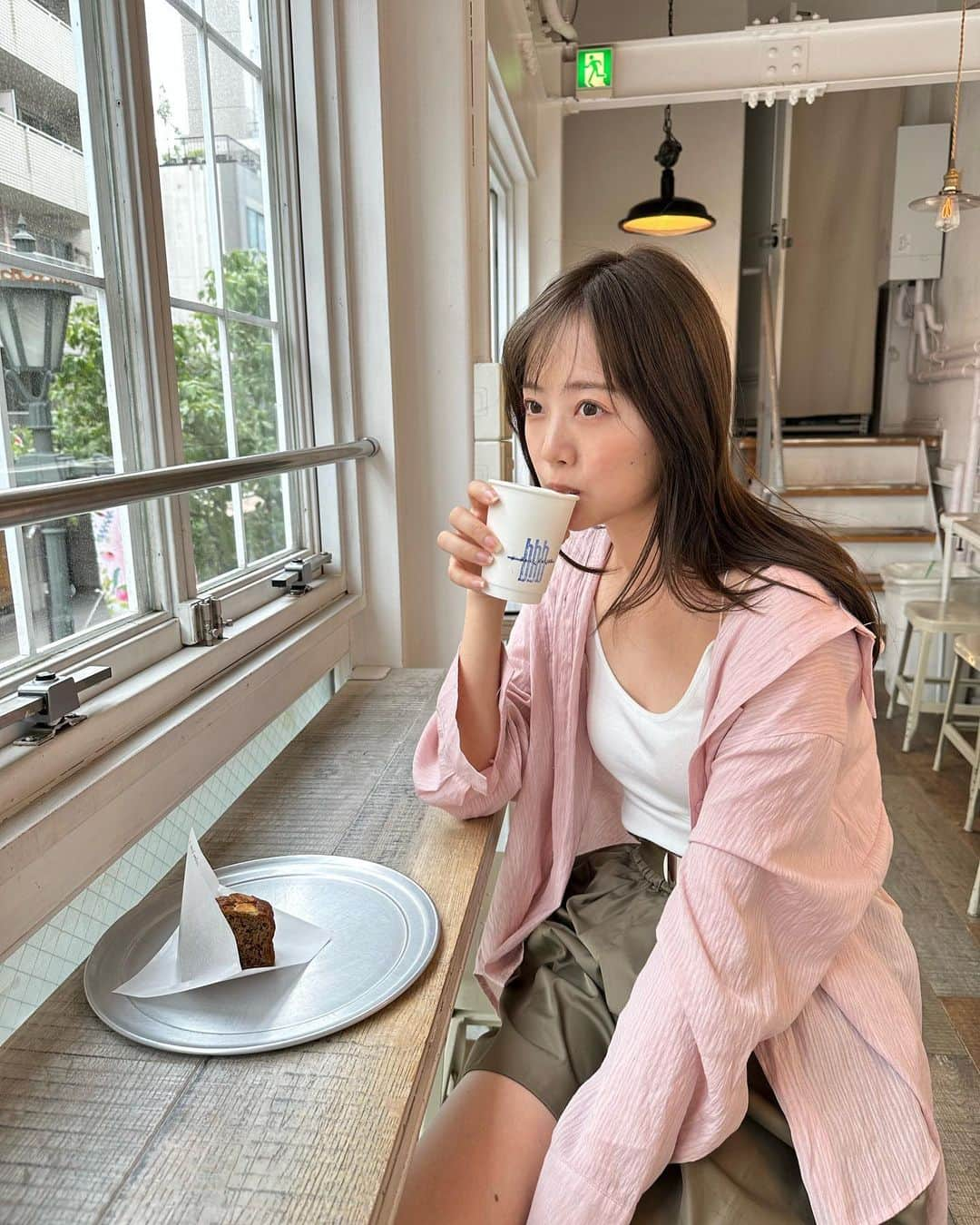 熊江琉唯さんのインスタグラム写真 - (熊江琉唯Instagram)「ほうじ茶ラテうまうま🤎  今日のコーデはカジュアルの中に ほんのり甘さを🍒  最近自分の中で ピンクとカーキ色きてる  ．  #fashion #ootd #outfit #cafe #カフェ #カフェ巡り #ファッション #コーデ #今日のコーデ #私服 #カジュアルコーデ #キレイめカジュアル　#お出かけ #広尾カフェ」5月27日 19時09分 - ruikumae