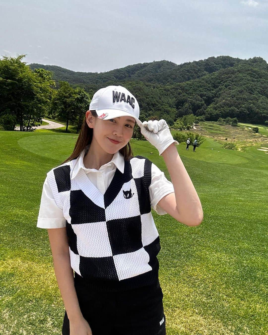 オ・ヨンギョン のインスタグラム：「#광고 4일만에 또 라비에벨⛳️ 올드코스는 또 다른 매력이었다💕 날씨요정 덕분에 또 선선하게 잘친날👍🏻  #waac #waackys #waacgolf #왁 #왁골프 #와키즈 #골프웨어 #코스룩 #봄코스룩 #봄필드룩 #봄골프웨어 #봄라운딩 #여자골프 #남자골프 #골프스타일링 #골프ootd」