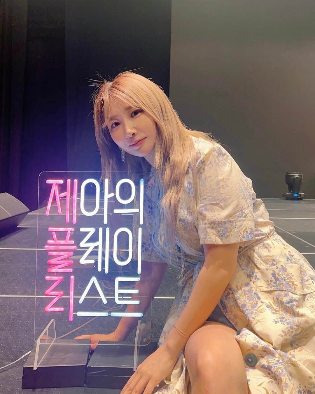 ジェアのインスタグラム：「🎉첫 뮤직토크쇼 mc를 맡았어요!!🎉 제가 살고있고 정말 사랑하는  제주도에 실력있고 아름다운 뮤지션 분들의 음악을 소개 할 수 있어 영광이예요 👏👏👏👏  첫방송은 JIBS 5월 31일(수) 저녁 6:50이예요!! 스웰시티 @swellcity_official  무드트리 @moodtree_official 분들과 꾸미는 ‘제아의플레이리스트’ 많은 관심 가져주세요!! 🌴🌴🌴🌴🌴#제아의플레이리스트 #jibs #스웰시티 #무드트리」