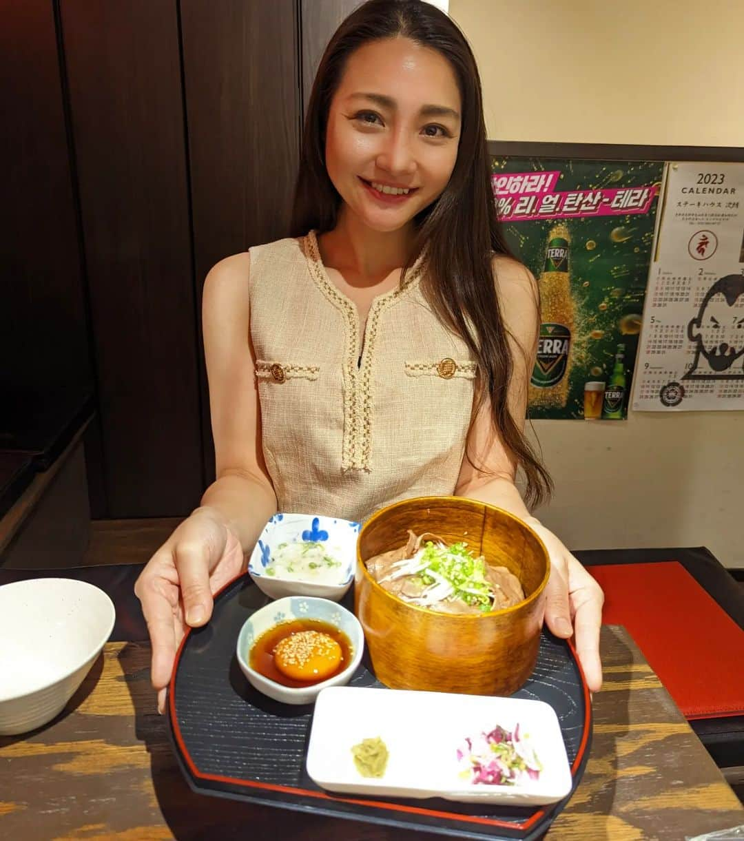 Hiromi Tomiiさんのインスタグラム写真 - (Hiromi TomiiInstagram)「#水晶鍋　をゆみこさんと食べに行ってきたー♥ お写真2枚目🥺♥ まずは#ビール　で乾杯🍻 @tenshinranman.kyoto キラキラな水晶のお鍋に入ってるコラーゲンたっぷりなお鍋でしゃぶしゃぶ😊♥ . #宝石鍋　って呼ばれてるらしい◎ .  体に良い事すると気分が良いし、 美味しい♥ お店の人も親切丁寧カツ、面白かった◎◎ . お写真一枚目は、#牛タンひつまぶし そのまま食べて、卵をかけて、塩とろろをかけて、お出汁をかけてと食べ方色々楽しめるー😊♥ . 立地も四条河原町から徒歩秒だから、アクセス良い◎ . . 女の子の観光グループが多くって、みんなインスタで見て来店してるっぽい♥ . . #天真爛漫　#beer　#麦酒　#ビール女子  #コラーゲン鍋 #ひつまぶし #京都食べ歩き #河原町 #木屋町 #kyotocafe #京都観光 #kyototrip  #ワンピ　#ワンピース　#ワンピースコーデ #yoga#筋トレ#ダイエット#ボディーメイク #筋トレ女子#ダイエット仲間募集 #京都　　#kyoto  #kyotojapan　 #京都散歩」5月27日 19時10分 - hiromi.tomii