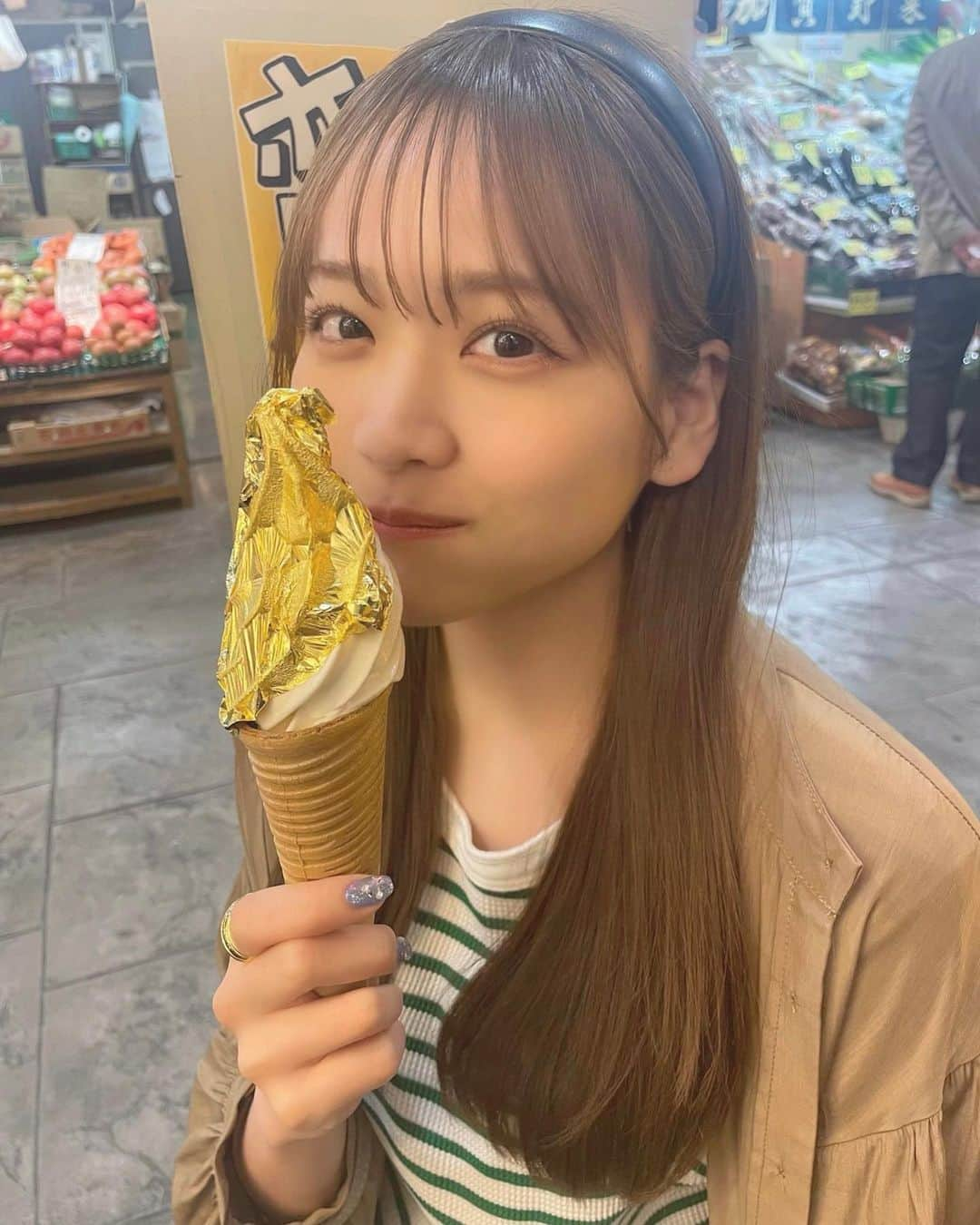 中村果蓮さんのインスタグラム写真 - (中村果蓮Instagram)「金沢で金箔ソフトたべた🍦 ・ ・ ・ ・  ・  #金沢  #金沢旅行  #金沢グルメ  #金箔ソフト  #近江町市場  #近江町市場食べ歩き  #sweets  #japantravel  #kanazawa」5月27日 19時14分 - nakamura_karen_