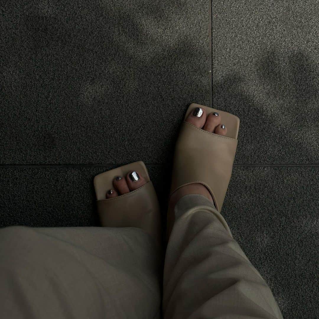 MAOIWATAのインスタグラム：「new 💅👡  フットネイルはミラーにした🪞✨ ミラーは磨く作業が楽しくて好き。 あと時短なのも好き❤️  あとこのサンダルも可愛くてお気に入り♡ めちゃ楽だから久々のヒールでも全然歩けたよ🚶❤️  最近は低めのヒールも履いて気分あげてる🥺✨  👡 @precieux_jouet_official   #フットネイルデザイン #ミラーネイル #フットネイル #セルフジェルネイル #ベージュコーデ #サンダル」