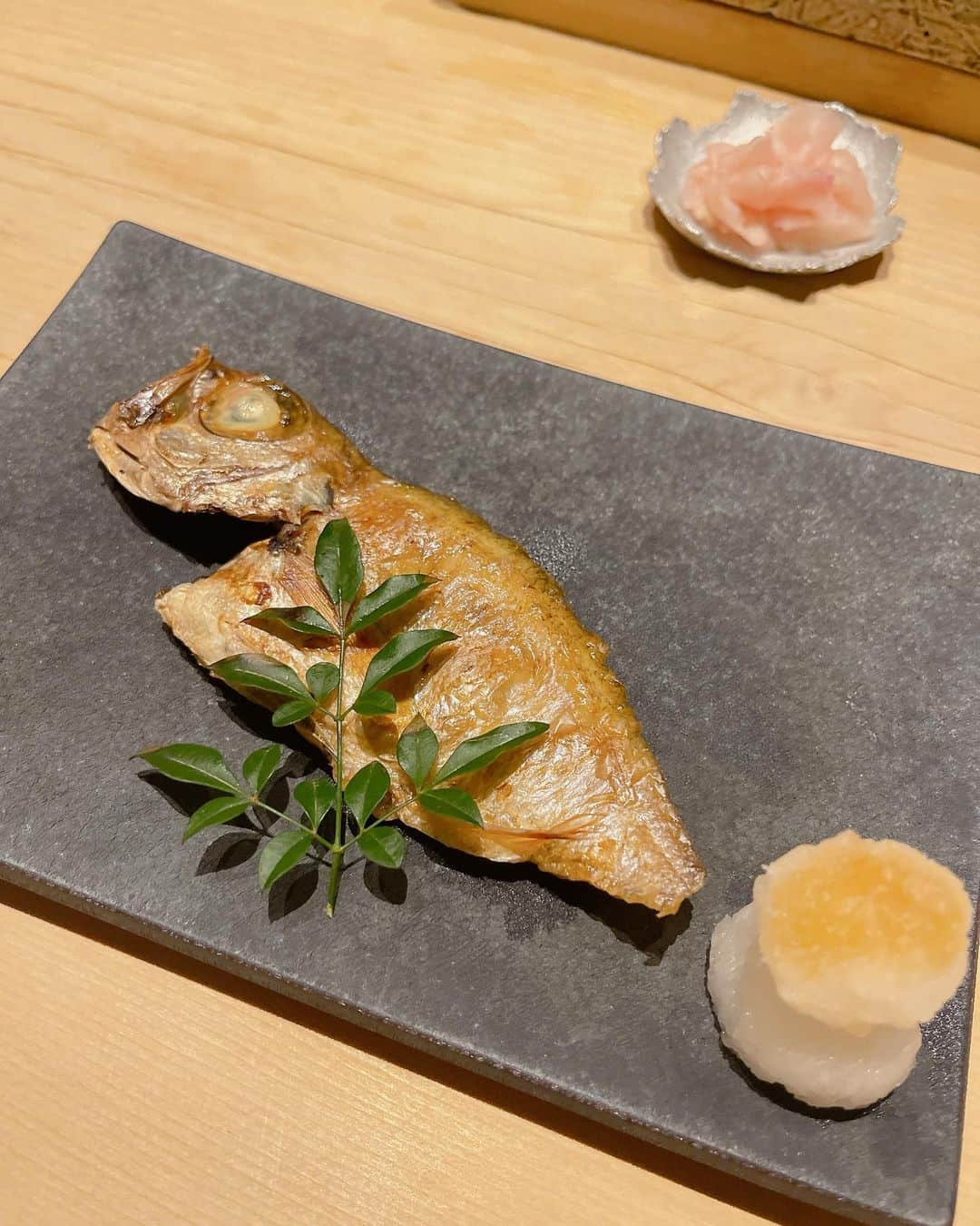 和泉佳子さんのインスタグラム写真 - (和泉佳子Instagram)「シドニーに住む姪のEmikoが、9月に結婚を予定しているフィアンセのVikramと共に、 2年半振りに日本に来日しました🇯🇵  「お鮨が食べたい😋」というリクエストで、表参道にある「GENTLE 表参道」に伺いました。  緑が美しいガーデンテラスのエントランスを入ると、1階は地中海料理とバースペース、そして、地下には鮨処と、シーンに合わせて利用出来ます。  今回は、個室で4人だけで職人さんにお鮨を握っていただいたので、久しぶりにゆっくり話をしながら食事ができました🫶  雰囲気も素敵で、お鮨を食べたいという外国人のゲストにオススメです💕  そして、食後は、1階にテーブルを移して、デザートやコーヒーを楽しみました☕️  遠くに移動せずとも、同じスペース内で違う雰囲気を楽しめるのはとても便利です🫶  自然光が入るお昼間のランチタイムも素敵ですが、テラスの緑がライトアップされたディナータイムも素敵でオススメです✨  @gentle_tokyo   #和泉佳子　#表参道　＃ディナー　#鮨　#お鮨ディナー #gentle #gentletokyo  #グルメ　#グルメ好きな人と繋がりたい  #グルメ女子」5月27日 19時25分 - yoshiko_izumi