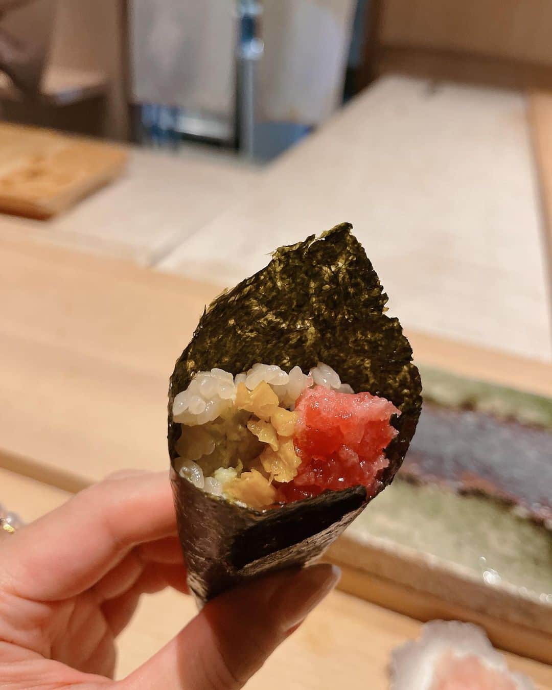 和泉佳子さんのインスタグラム写真 - (和泉佳子Instagram)「シドニーに住む姪のEmikoが、9月に結婚を予定しているフィアンセのVikramと共に、 2年半振りに日本に来日しました🇯🇵  「お鮨が食べたい😋」というリクエストで、表参道にある「GENTLE 表参道」に伺いました。  緑が美しいガーデンテラスのエントランスを入ると、1階は地中海料理とバースペース、そして、地下には鮨処と、シーンに合わせて利用出来ます。  今回は、個室で4人だけで職人さんにお鮨を握っていただいたので、久しぶりにゆっくり話をしながら食事ができました🫶  雰囲気も素敵で、お鮨を食べたいという外国人のゲストにオススメです💕  そして、食後は、1階にテーブルを移して、デザートやコーヒーを楽しみました☕️  遠くに移動せずとも、同じスペース内で違う雰囲気を楽しめるのはとても便利です🫶  自然光が入るお昼間のランチタイムも素敵ですが、テラスの緑がライトアップされたディナータイムも素敵でオススメです✨  @gentle_tokyo   #和泉佳子　#表参道　＃ディナー　#鮨　#お鮨ディナー #gentle #gentletokyo  #グルメ　#グルメ好きな人と繋がりたい  #グルメ女子」5月27日 19時25分 - yoshiko_izumi