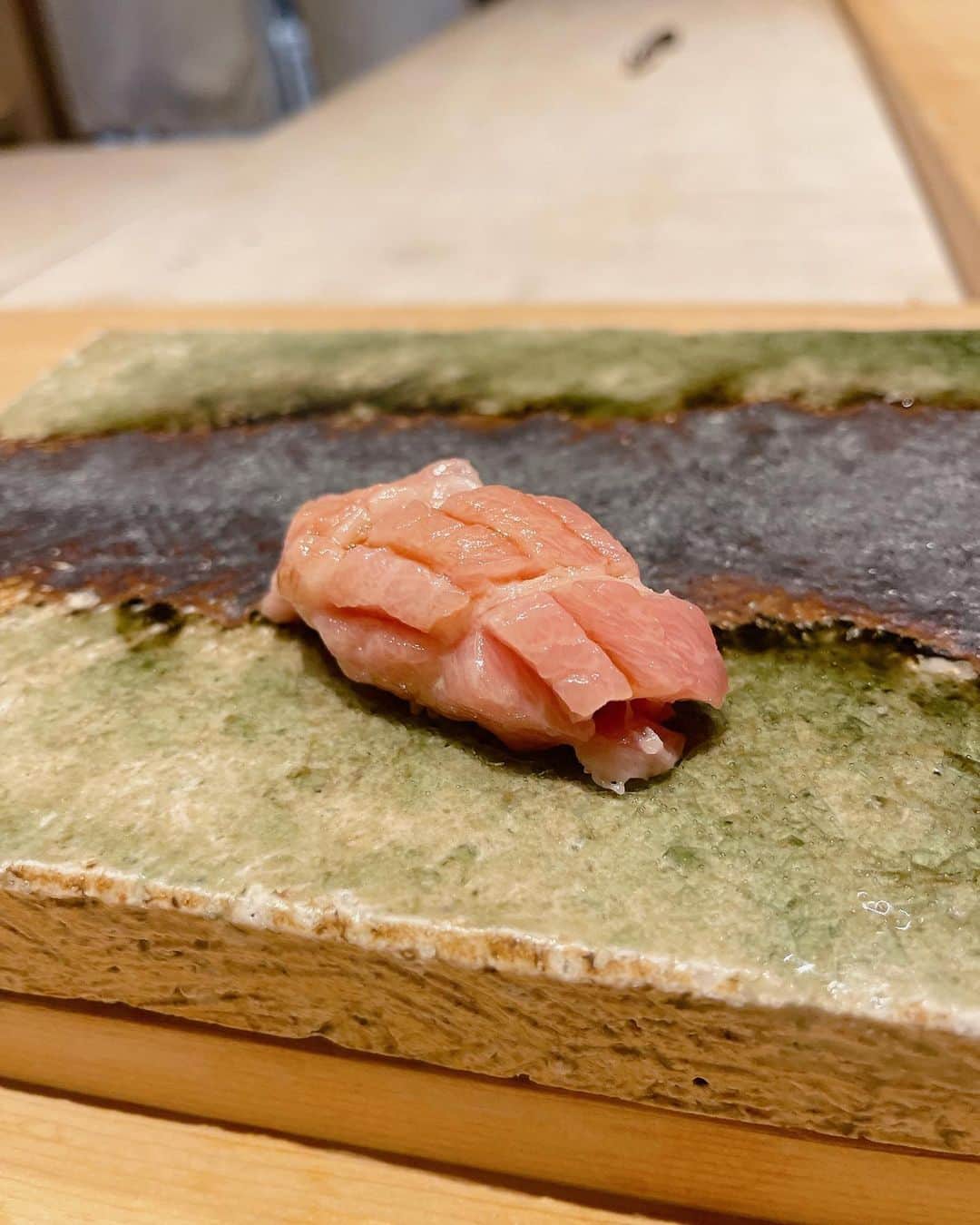 和泉佳子さんのインスタグラム写真 - (和泉佳子Instagram)「シドニーに住む姪のEmikoが、9月に結婚を予定しているフィアンセのVikramと共に、 2年半振りに日本に来日しました🇯🇵  「お鮨が食べたい😋」というリクエストで、表参道にある「GENTLE 表参道」に伺いました。  緑が美しいガーデンテラスのエントランスを入ると、1階は地中海料理とバースペース、そして、地下には鮨処と、シーンに合わせて利用出来ます。  今回は、個室で4人だけで職人さんにお鮨を握っていただいたので、久しぶりにゆっくり話をしながら食事ができました🫶  雰囲気も素敵で、お鮨を食べたいという外国人のゲストにオススメです💕  そして、食後は、1階にテーブルを移して、デザートやコーヒーを楽しみました☕️  遠くに移動せずとも、同じスペース内で違う雰囲気を楽しめるのはとても便利です🫶  自然光が入るお昼間のランチタイムも素敵ですが、テラスの緑がライトアップされたディナータイムも素敵でオススメです✨  @gentle_tokyo   #和泉佳子　#表参道　＃ディナー　#鮨　#お鮨ディナー #gentle #gentletokyo  #グルメ　#グルメ好きな人と繋がりたい  #グルメ女子」5月27日 19時25分 - yoshiko_izumi