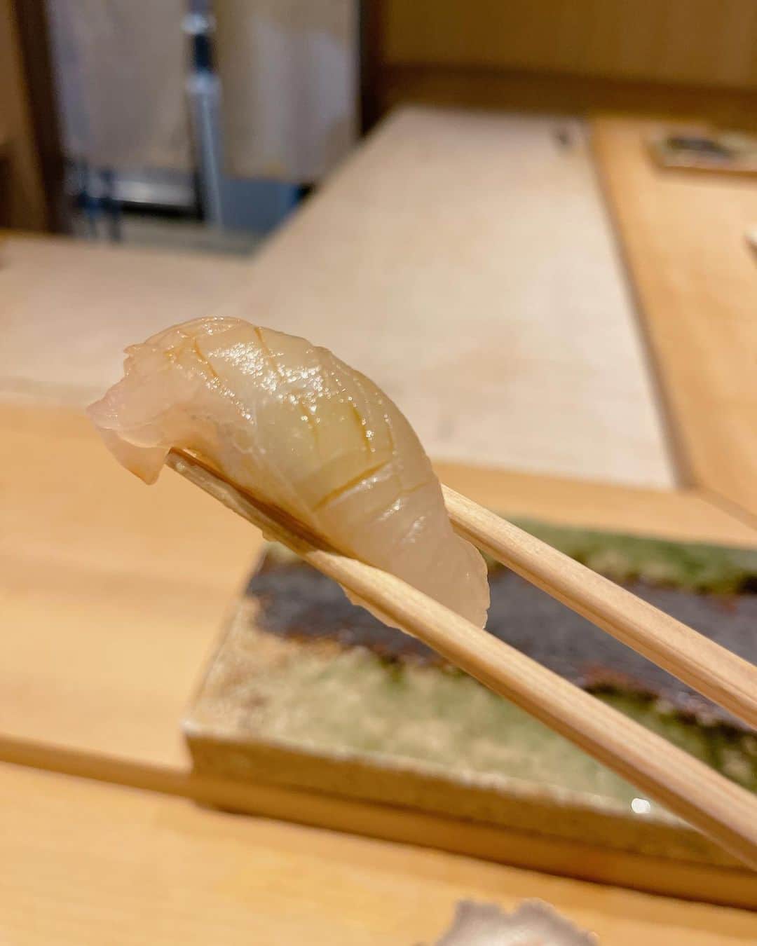 和泉佳子さんのインスタグラム写真 - (和泉佳子Instagram)「シドニーに住む姪のEmikoが、9月に結婚を予定しているフィアンセのVikramと共に、 2年半振りに日本に来日しました🇯🇵  「お鮨が食べたい😋」というリクエストで、表参道にある「GENTLE 表参道」に伺いました。  緑が美しいガーデンテラスのエントランスを入ると、1階は地中海料理とバースペース、そして、地下には鮨処と、シーンに合わせて利用出来ます。  今回は、個室で4人だけで職人さんにお鮨を握っていただいたので、久しぶりにゆっくり話をしながら食事ができました🫶  雰囲気も素敵で、お鮨を食べたいという外国人のゲストにオススメです💕  そして、食後は、1階にテーブルを移して、デザートやコーヒーを楽しみました☕️  遠くに移動せずとも、同じスペース内で違う雰囲気を楽しめるのはとても便利です🫶  自然光が入るお昼間のランチタイムも素敵ですが、テラスの緑がライトアップされたディナータイムも素敵でオススメです✨  @gentle_tokyo   #和泉佳子　#表参道　＃ディナー　#鮨　#お鮨ディナー #gentle #gentletokyo  #グルメ　#グルメ好きな人と繋がりたい  #グルメ女子」5月27日 19時25分 - yoshiko_izumi