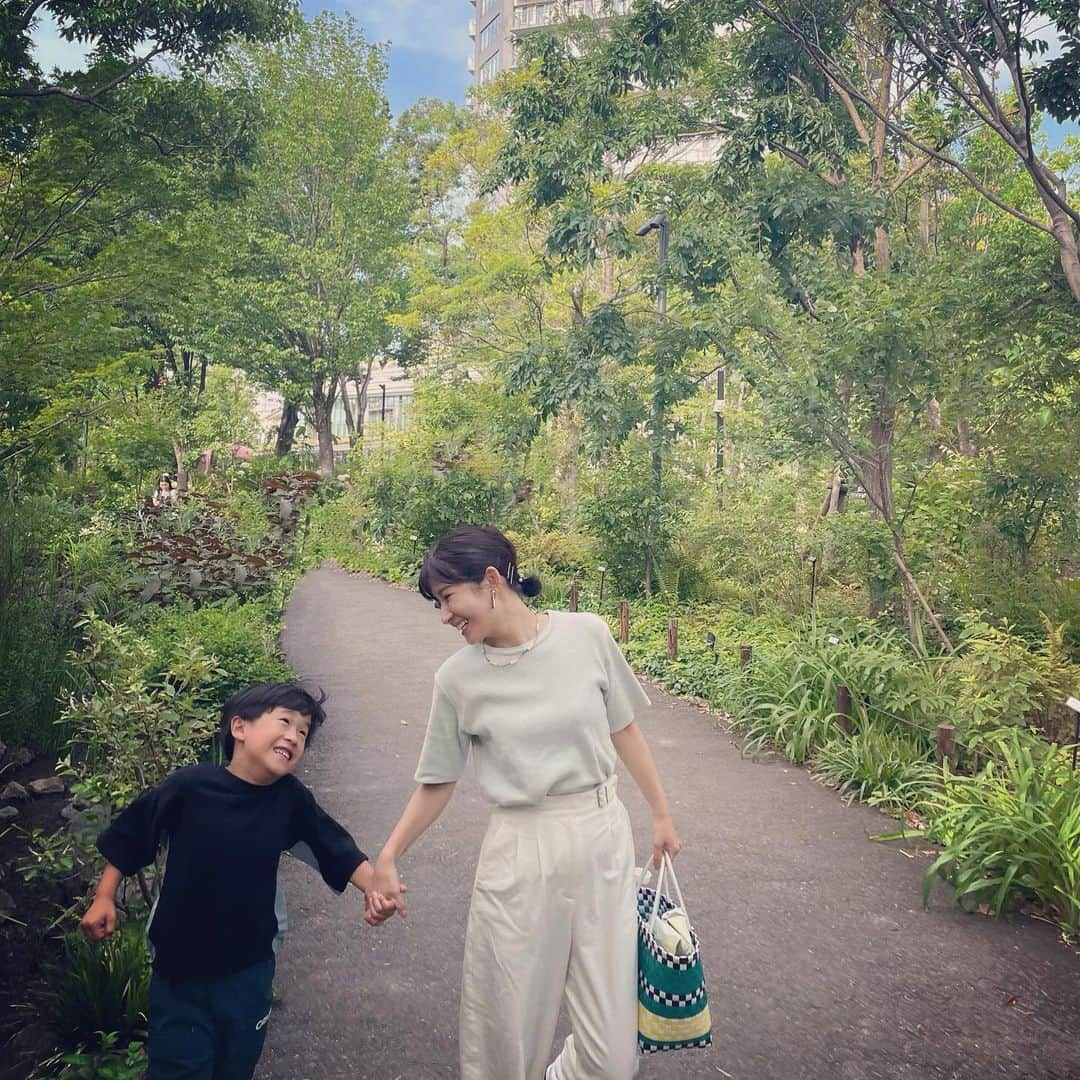 小西ゆりなさんのインスタグラム写真 - (小西ゆりなInstagram)「良き休日🫶 #親子ショット #男の子ママ #小学1年生 #良き休日 #ののあおやま #表参道 #お散歩」5月27日 19時17分 - yurina_konishi