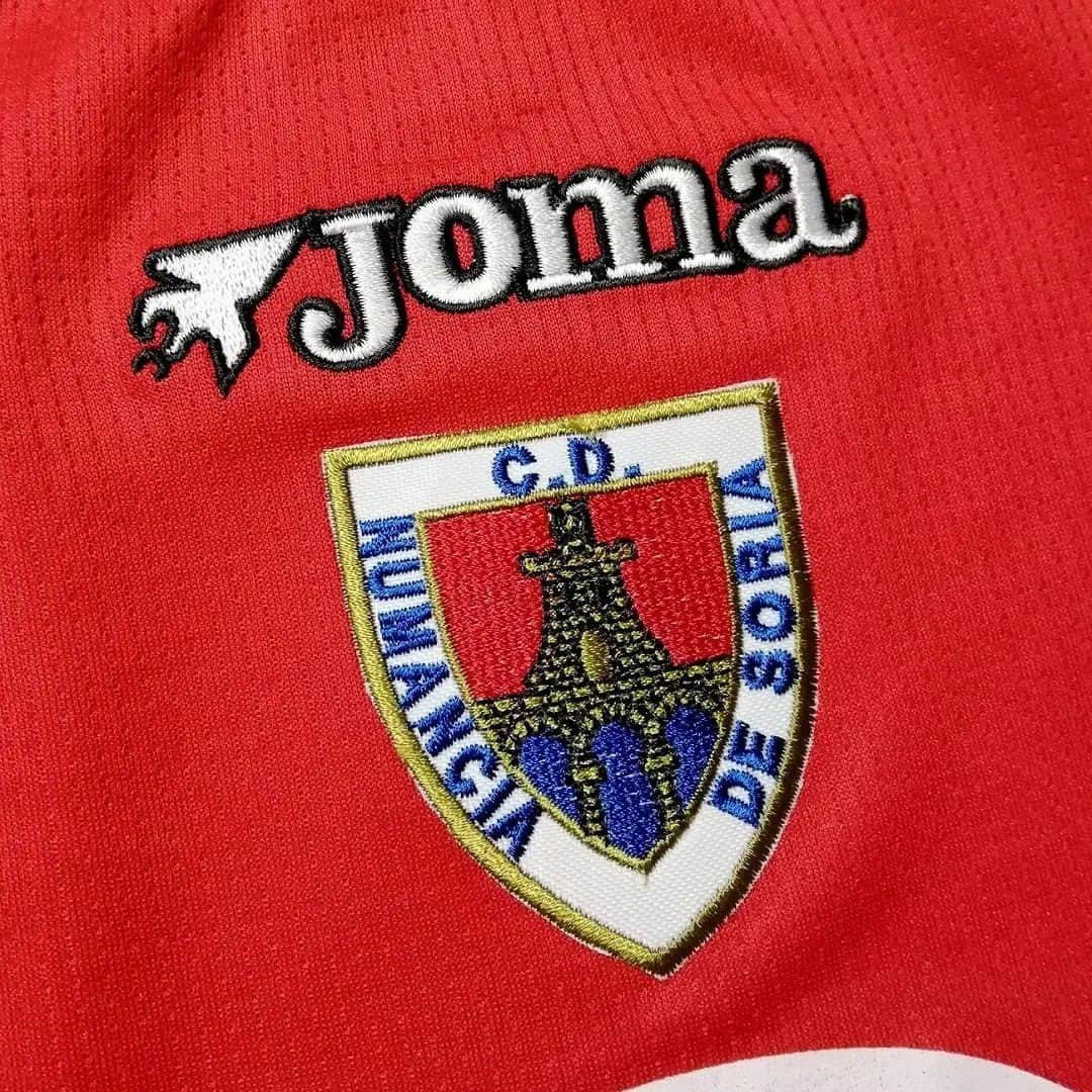 サッカーニュース：Qoly（コリー）さんのインスタグラム写真 - (サッカーニュース：Qoly（コリー）Instagram)「ヌマンシア 2003-04 Joma ホーム半袖 ユニフォーム ショーツ付き上下セット  スペイン、CDヌマンシアのラ・リーガ2部を戦った2003-04シーズンのホームユニフォーム、ショーツ付きのレアな上下セット。  ホームタウンは古城や教会など歴史的な建造物が多いスペイン北部の古都ソリア。 キットカラーの赤や古城をデザインしたエンブレムはソリアの紋章がベース。  このシーズンはリーグ屈指の破壊力でゴールを量産。 アラベスやスポルティング・ヒホンとの争いに勝利して3位でフィニッシュし、1部昇格を決めている。  ▶ご購入は『Qoly×LFB vintage』からどうぞ！→ @qolylfb  #ヌマンシア #ヌマンシア2003 #ホームキット #joma #サッカー #football #soccer #ユニフォーム #サッカー好き #サッカーユニフォーム #ヴィンテージサッカーユニフォーム #サッカーファッション #スポーツファッション #新品デッドストック #サッカーショップ #サッカーユニフォームショップ #qoly_lfb_vintage」5月27日 19時20分 - qolyjp