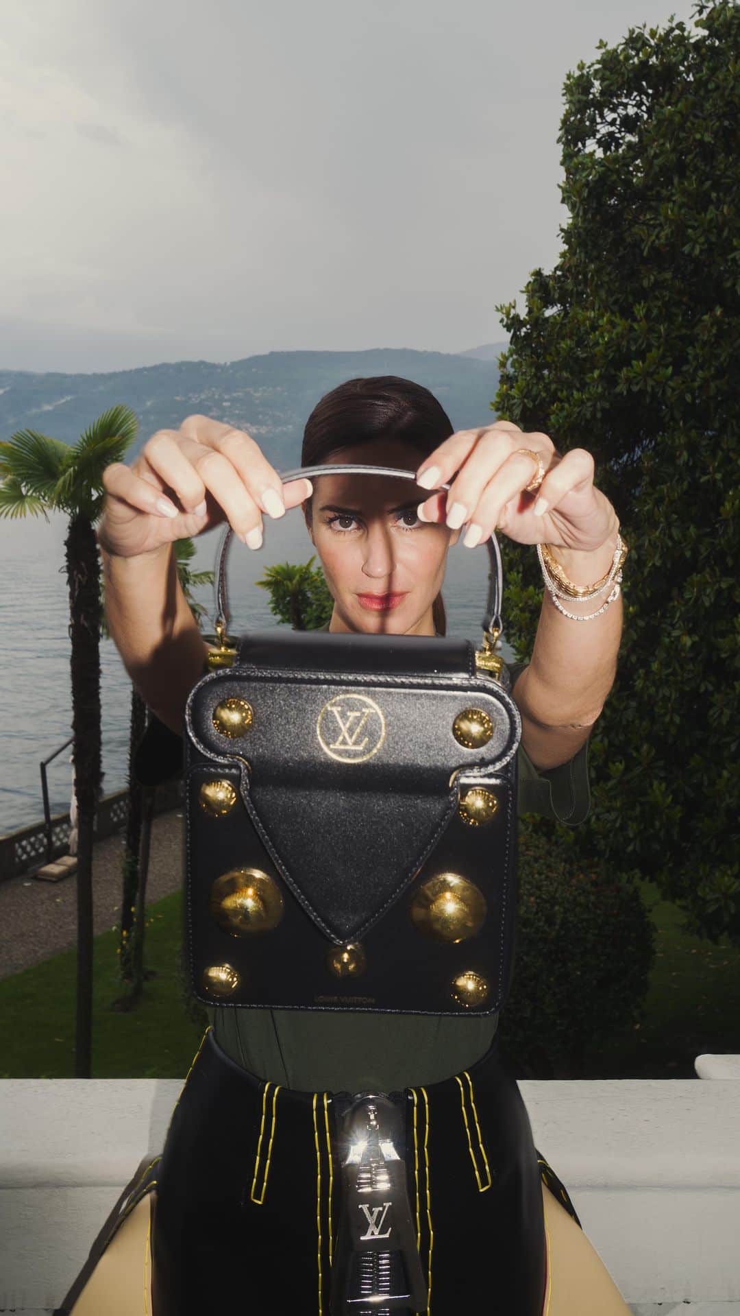 ガラ・ゴンザレスのインスタグラム：「Rate my look for the @louisvuitton show #LVcruise24」