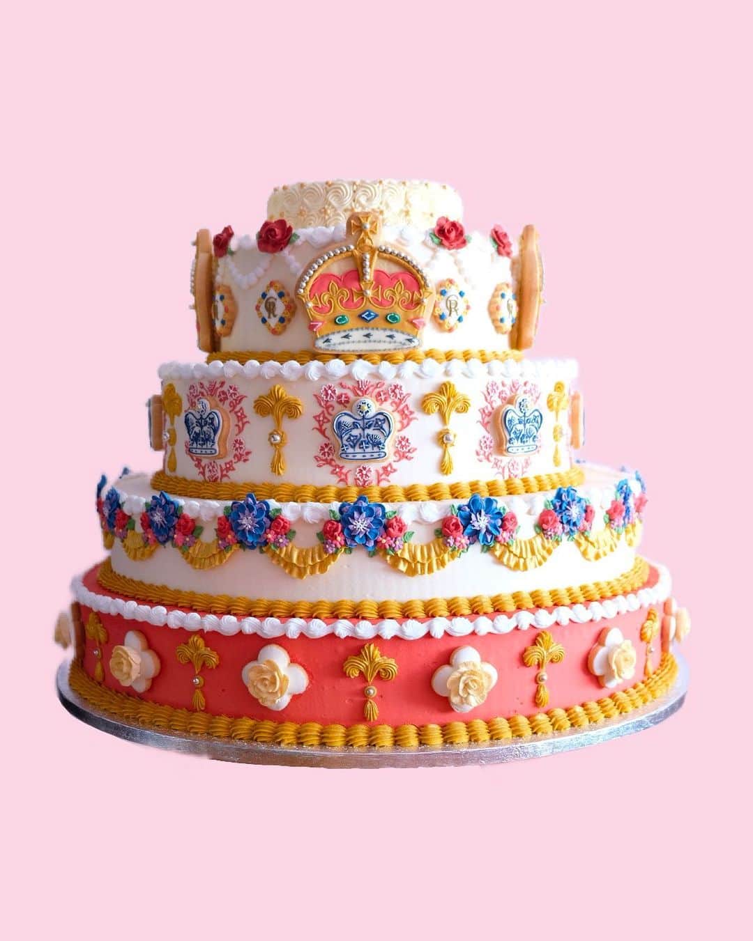 KUNIKAのインスタグラム：「🎂👑💐⚜️❤️🩷🧡💛  Decorated cake with icing biscuits to celebrate the coronation 🎂」
