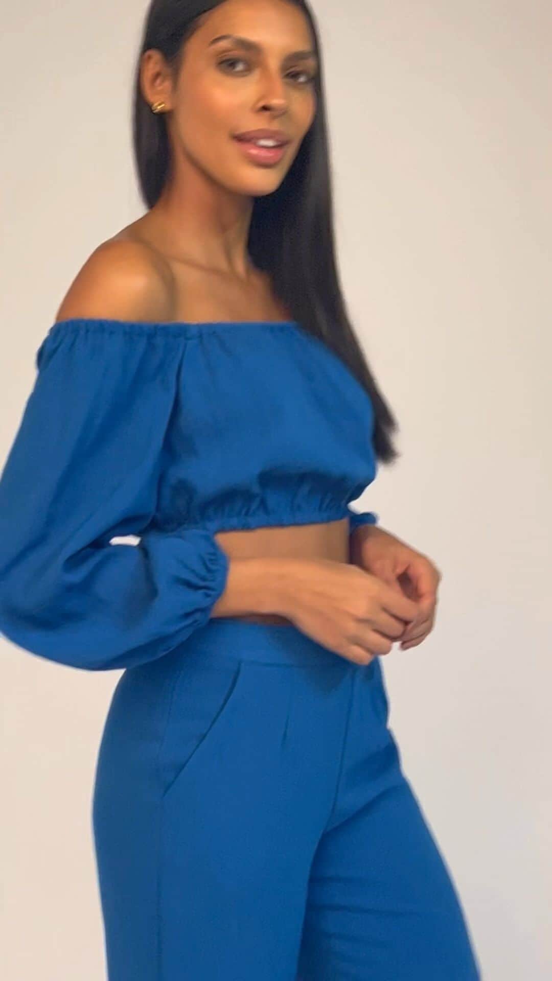 クーカイのインスタグラム：「L’ensemble Hayman bleu : un top blousant crop avec une encolure bardot élastiquée au niveau des manches et du col associé à un pantalon flare taille basse qui créé une silhouette allongée et élégante. 💙 - The blue Hayman set: a crop blouson top with an elasticated bardot neckline at the sleeves and collar paired with low-rise flare pants that create a sleek, elongated silhouette. 💙   #kookai #fashion #SS23 #kookaistyle #ootd #outfitinspiration #outfitideas #outfitoftheday #newcollection #summer」
