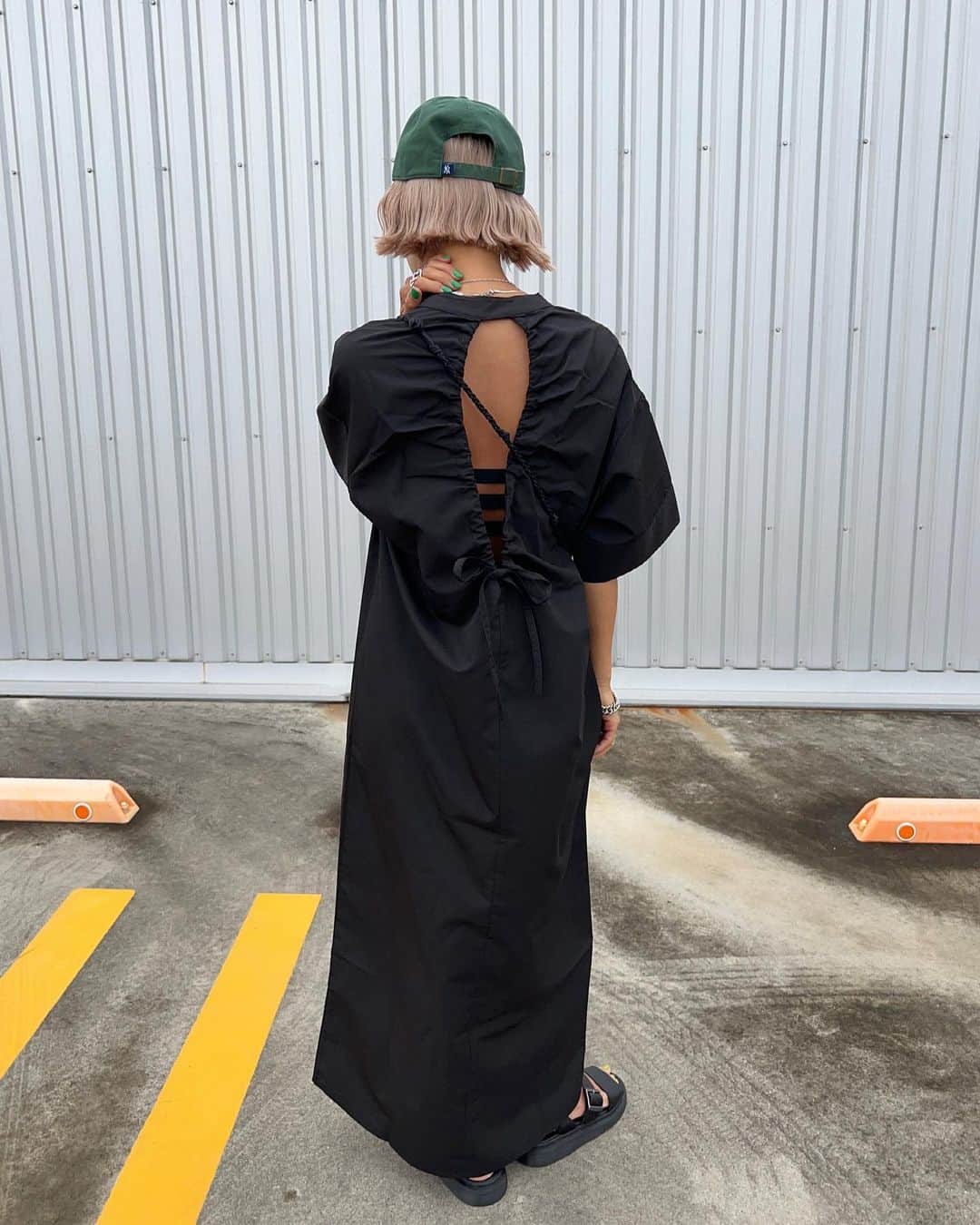 annaのインスタグラム：「.  バックギャザーが可愛すぎる ワンピでもシャツでも使える 2wayだよー🖤🖤 @sakishima_tokyo_closet   超シンプルだとつまんないけど こーゆーデザインあると オシャレに見えるから大好き😍！  あまり露出したくないって方は キャミソールINしても可愛く着れるよ🫶  #夏コーデ#春夏コーデ#キャップコーデ#ワンピース#シャツワンピ#ワンピースコーデ#ロングワンピ#モノトーンコーデ#サンダルコーデ#sakishimatokyo#zozotown#プチプラ#プチプラコーデ#158cmコーデ#骨格ナチュラル#きょこ」