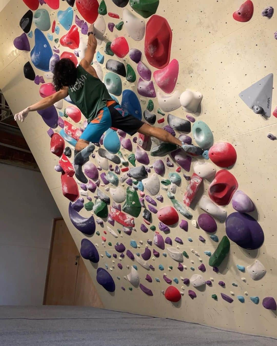 ハキム・カスバンさんのインスタグラム写真 - (ハキム・カスバンInstagram)「intentional sessions⁣ ⁣ I haven’t been climbing as much as I’d like, a combination of the lack of interest in gym routes, a tweaky elbow and fatigue sidelined me the past few weeks.⁣ ⁣ The spray wall reset couldn’t have come at a better time, just seeing a fresh wall and eyeing up some moves got me back into some motion. ⁣ ⁣ Past few sessions I’m just finding a few moves to work weaknesses. From there I iterate - both regress and progress the difficulty - create links and iterate again.⁣ ⁣ This one is from today, on which I spent most of my session setting, changing and working on. It all came about from the first four hand moves which focuses on slopers and pinches.⁣ ⁣ No send yet but I feel like today was the most productive I’ve felt in awhile.⁣ ⁣ ⁣ process snippets from slide 3 onwards.⁣ session fuelled by @tailwindnutritionsg⁣ ⁣ @boruda.sg⁣ @heavy.japan⁣⁣⁣ @reddotrunningco⁣ ⁣ #climbing #bouldering #heavyjapan #borudasg #teamrdrc #rdrcsg #gotailwindsg⁣ #allyouneedallday」5月27日 19時27分 - h_keeem