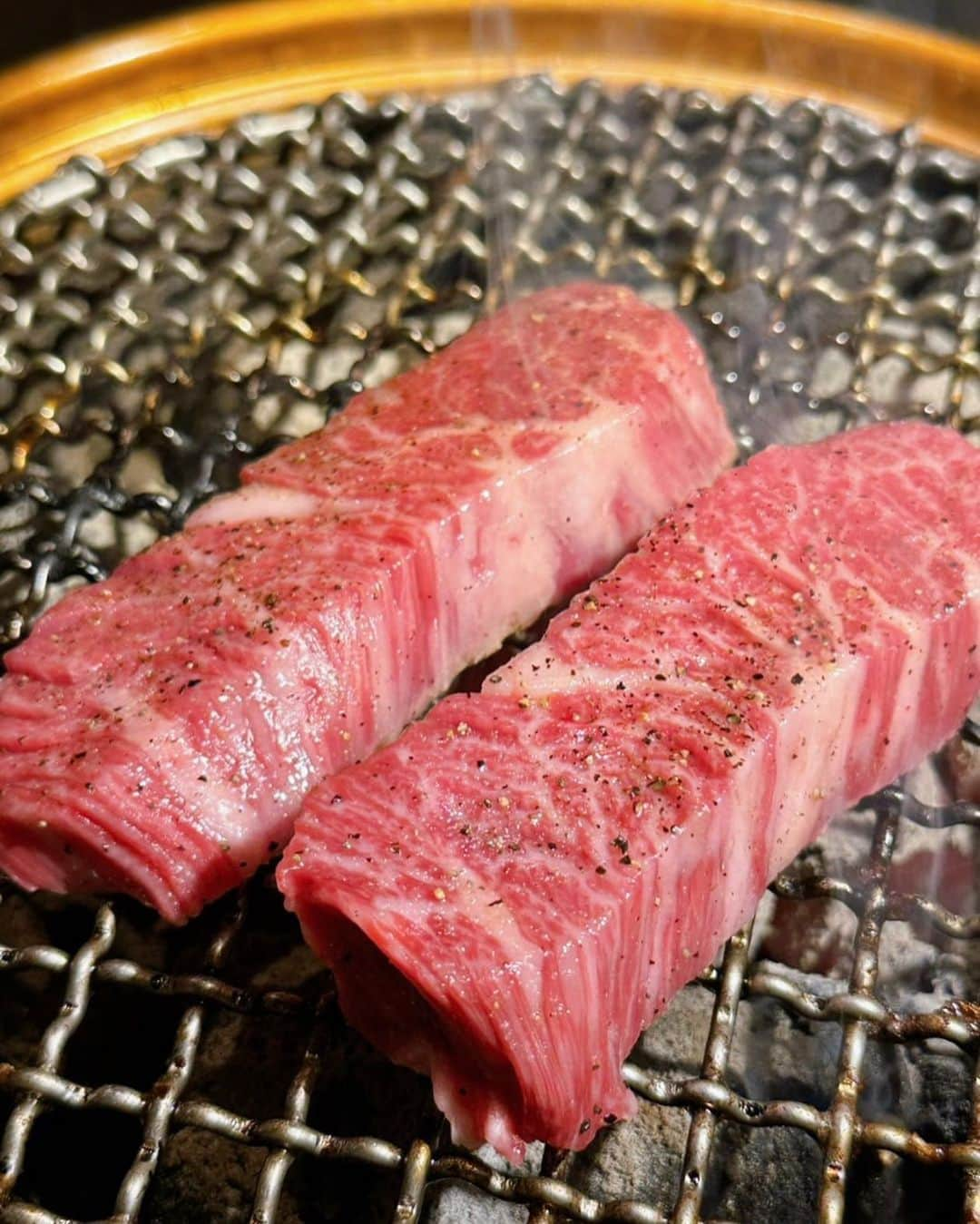 フォーリンデブさんのインスタグラム写真 - (フォーリンデブInstagram)「【合法生肉も、炭火焼肉も！】 門前仲町にある「くろひげ」は、くろひげ（黒髭）を生やした店主が腕をふるう、ハイレベルな炭火焼肉店🌟  白金高輪から昨年移転してリニューアルオープンしたんだけど、肉卸の名門「吉澤畜産」から仕入れた肉のクオリティは健在で、保健所の生肉許可も取って新たに提供していたから、むしろパワーアップしてた❣️  とろけるなめらかな合法ユッケ、刻みネギをサンドした牛タン、肉厚でぶりんぶりんな特上ハラミ、何枚でも無限にイケちゃう並ロースなど、どれもハートフル＆ミートフルに楽しめちゃうね😋✨  ---------- 🍴炭焼 くろひげ ☎️050-5589-7364 📍東京都江東区富岡1-6-8  💰食べログ予算 🌠¥5000- @kurohige_sumiyaki  - #東京グルメ #東京焼肉 #門前仲町グルメ #門前仲町焼肉 #炭焼くろひげ #焼肉くろひげ #合法ユッケ #合法生肉 #ネギタン #厚切りハラミ #移転後も健在で良かった #くろひげ危機一髪 - ▼ エリア＆ジャンル検索 #フォーリンデブ門前仲町 #フォーリンデブ焼肉」5月27日 19時27分 - fallindebu