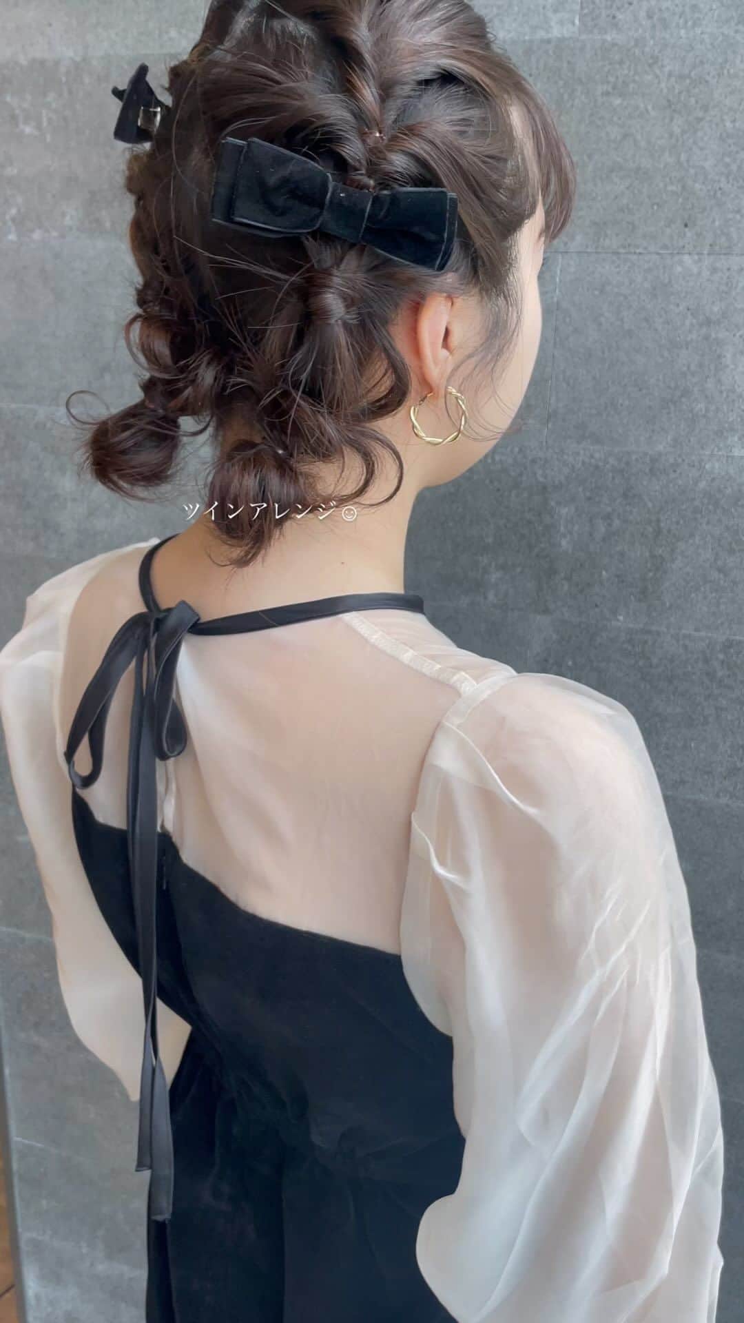 YUMIKOのインスタグラム：「個性出したい時は☺︎ツインアレンジオススメですっ  #結婚式#결혼식 #結婚式ヘアアレンジ#札幌美容室#札幌美容師#sknow#ヘアアレンジ#お呼ばれヘア#결혼식#헤어#前髪パーマ#좋아요#卒業式ヘア#홋카이도」