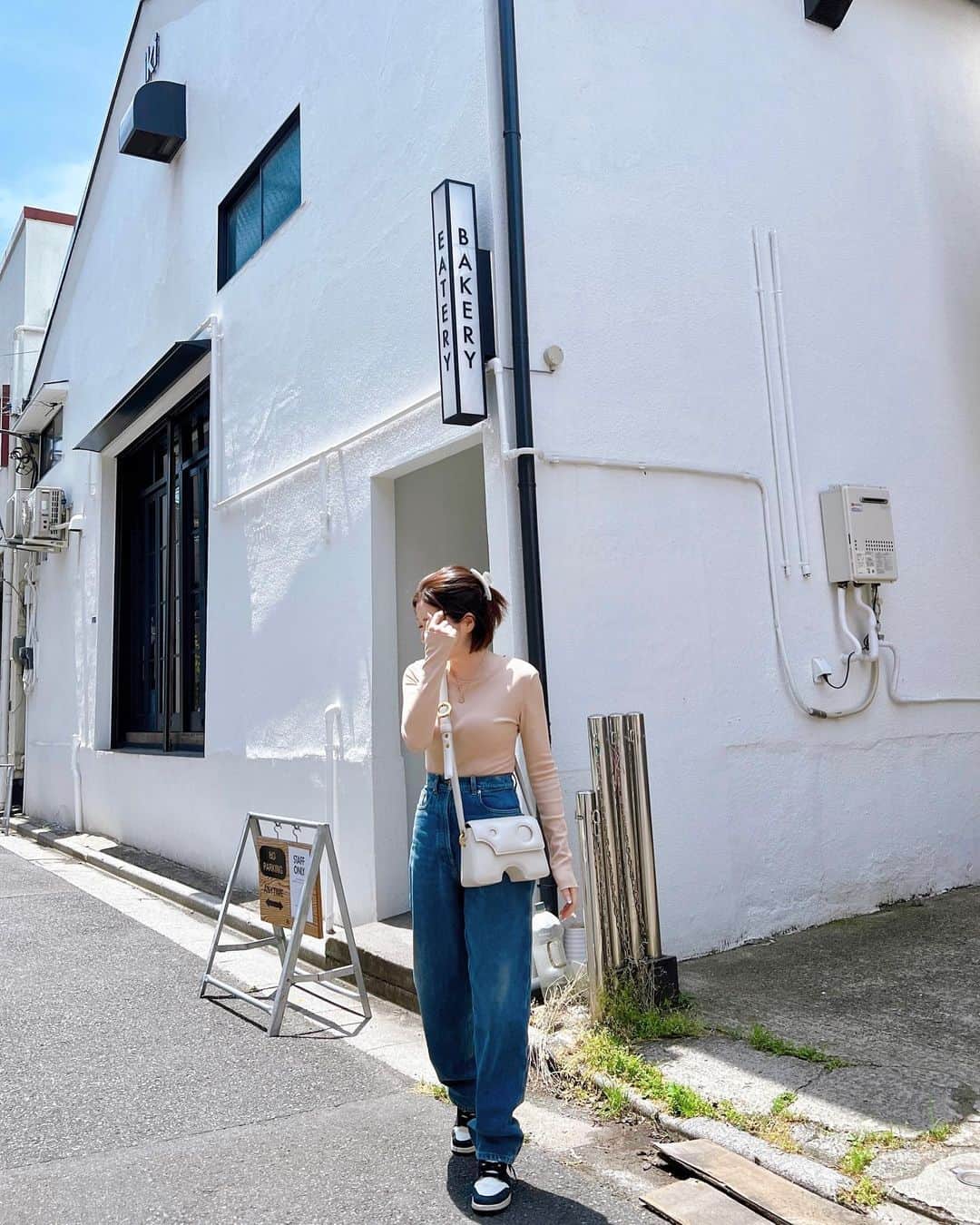 山脇道子のインスタグラム：「もう夏みたいな日差し☀️ tops @iirot_official  denim @prada  bag @off____white  shoes @nike」