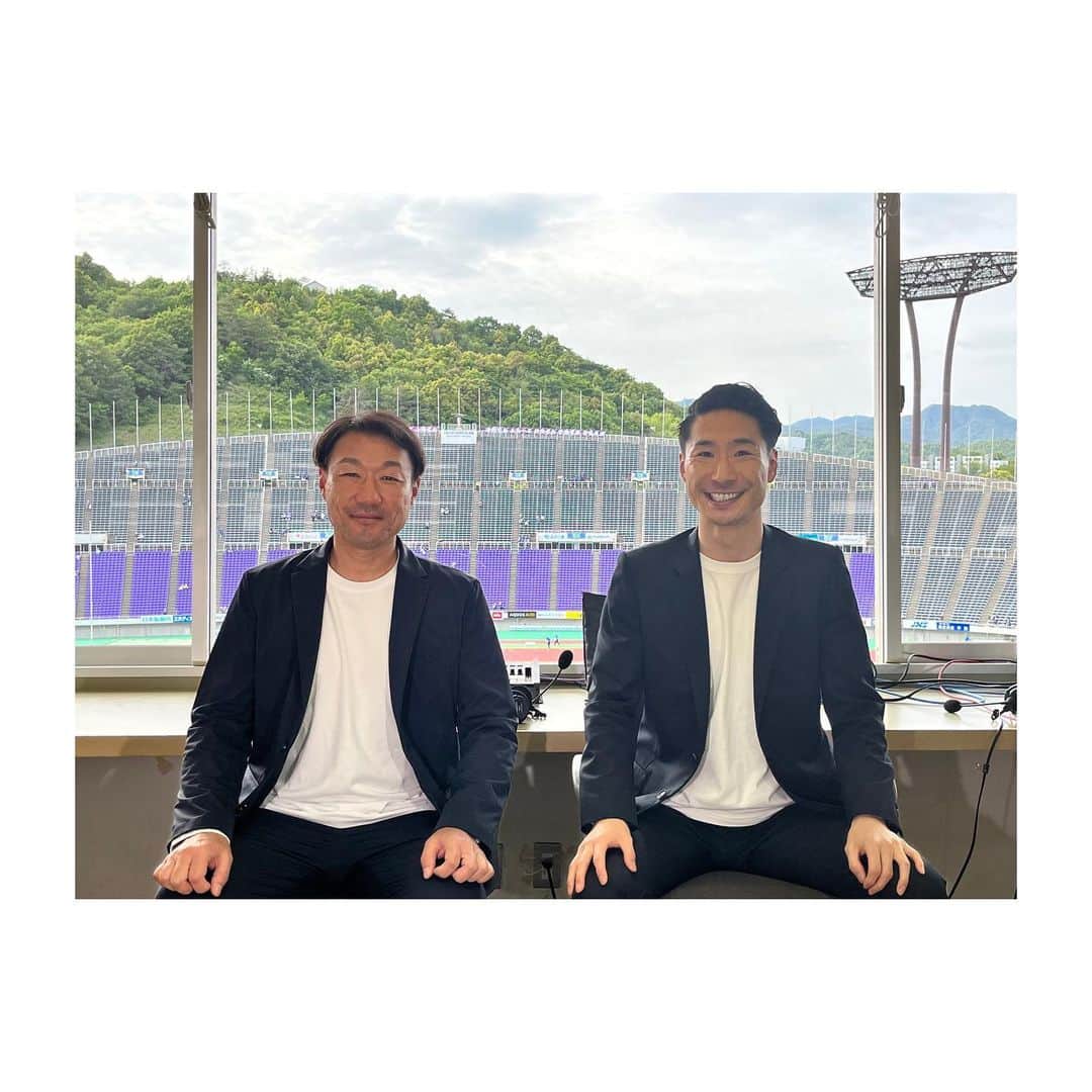 江本一真のインスタグラム：「サンフレッチェ広島vs湘南ベルマーレ  広島は公式戦3連敗。 湘南はリーグ戦4連敗で迎えた浮上のキッカケを掴みたい一戦。  解説 知将 片野坂知宏さん^ ^ ・広島でコーチ、大分、ガンバで監督 ・現役時代は94年広島のステージ優勝に貢献  コメンタリーも気持ちを１つにお揃いコーデ、ユニフォーム着用です（笑）  前半13分 湘南に退場者が出て、ゲームの構図は大きく変わりました。 広島はWBで幅を取る、3列目から湧き出るスタイルで深さを取る。 エゼキエウキレキレが止まらない🇧🇷  湘南はすぐさま4122の形に変更。 全員がタスクを理解して遂行。 ソン•ボムグン、ビッグセーブ連発。 どこでもタリク。 若月獅子奮迅。 ライン間の覇者 阿部。 完璧に捉えたフィニッシュを代表守護神大迫がスーパーセーブ🇯🇵  0-0でゲームは進みましたが、 途中出場 ドウグラス•ヴィエイラがPKを決めて広島が先制。 (今季6点目、全て途中出場でゲット)  広島が連敗ストップ、3試合ぶりの白星を手にしました。  #Jリーグ #DAZN #実況 #江本一真 #サンフレッチェ広島 #湘南ベルマーレ  #大分トリニータ」