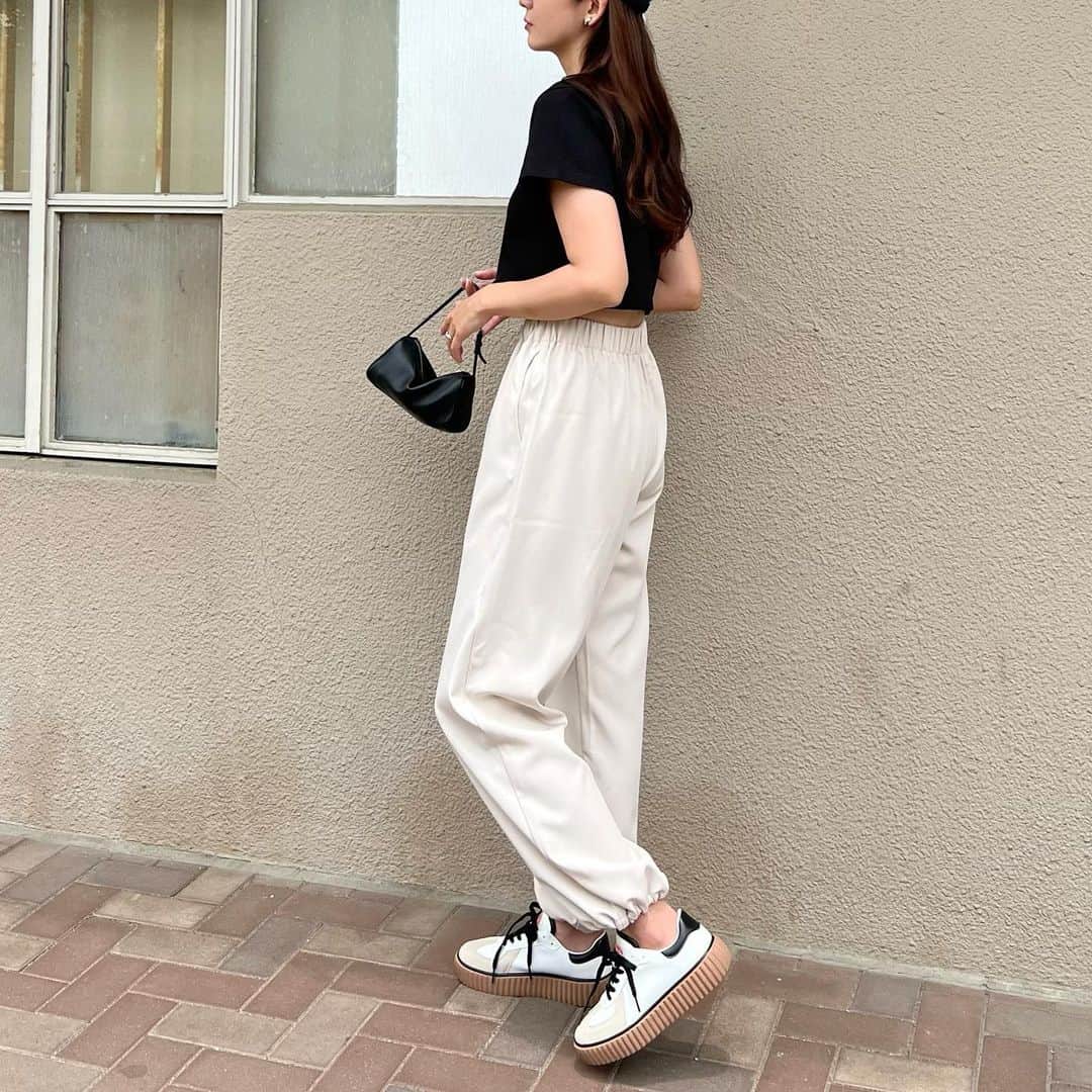 Nagiさんのインスタグラム写真 - (NagiInstagram)「楽ちんなカジュアルスタイル  足元は厚底スニーカー👟 厚底でも軽いから歩きやすい☺️  tops.bottom. dholic shoes. @classicalelf_official  　　　 (ブラウン Lsize 着)  #クラシカルエルフ #classicalelf #エルフコーデ #タイアップ #java #ジャバ #uniqlo #gu #zara #ユニクロ #ジーユー #ザラ #zozo #zozotown #zozo購入品 #zozotown購入品 #スニーカー #厚底スニーカー #ユニセックス #大人カジュアル#スポーツカジュアル」5月27日 19時34分 - nagina001