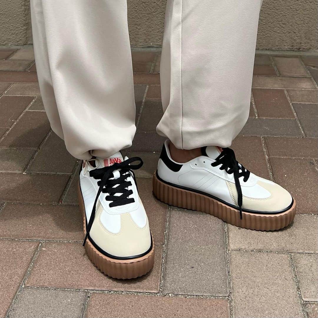 Nagiさんのインスタグラム写真 - (NagiInstagram)「楽ちんなカジュアルスタイル  足元は厚底スニーカー👟 厚底でも軽いから歩きやすい☺️  tops.bottom. dholic shoes. @classicalelf_official  　　　 (ブラウン Lsize 着)  #クラシカルエルフ #classicalelf #エルフコーデ #タイアップ #java #ジャバ #uniqlo #gu #zara #ユニクロ #ジーユー #ザラ #zozo #zozotown #zozo購入品 #zozotown購入品 #スニーカー #厚底スニーカー #ユニセックス #大人カジュアル#スポーツカジュアル」5月27日 19時34分 - nagina001