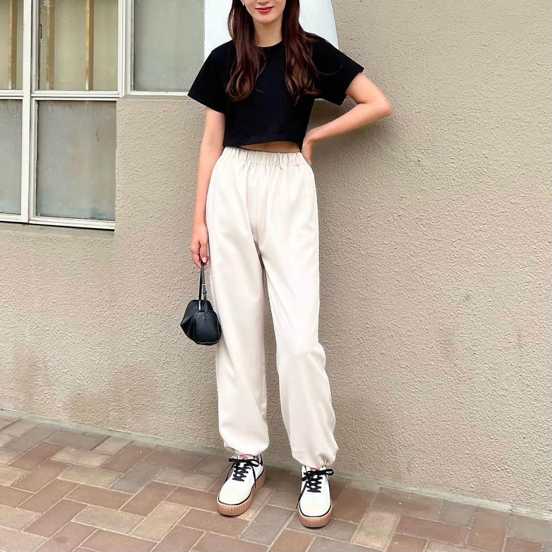 Nagiのインスタグラム：「楽ちんなカジュアルスタイル  足元は厚底スニーカー👟 厚底でも軽いから歩きやすい☺️  tops.bottom. dholic shoes. @classicalelf_official  　　　 (ブラウン Lsize 着)  #クラシカルエルフ #classicalelf #エルフコーデ #タイアップ #java #ジャバ #uniqlo #gu #zara #ユニクロ #ジーユー #ザラ #zozo #zozotown #zozo購入品 #zozotown購入品 #スニーカー #厚底スニーカー #ユニセックス #大人カジュアル#スポーツカジュアル」