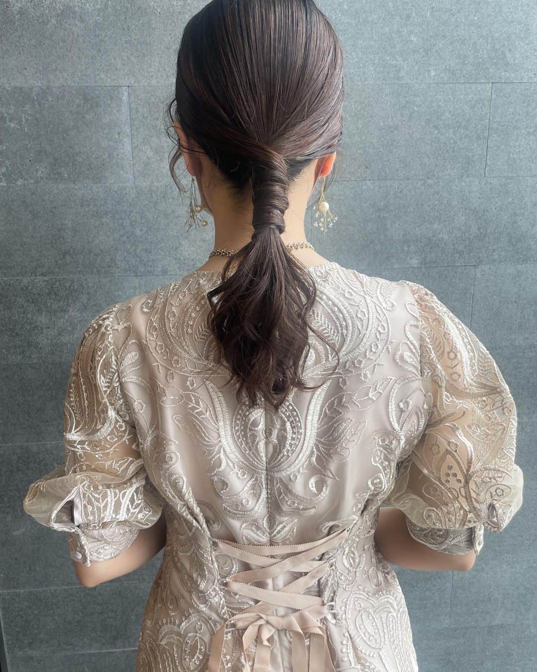 YUMIKOのインスタグラム：「オトナっぽく アレンジ☺︎  #結婚式#결혼식 #結婚式ヘアアレンジ#札幌美容室#札幌美容師#sknow#ヘアアレンジ#お呼ばれヘア#결혼식#헤어#前髪パーマ#좋아요#卒業式ヘア#홋카이도」