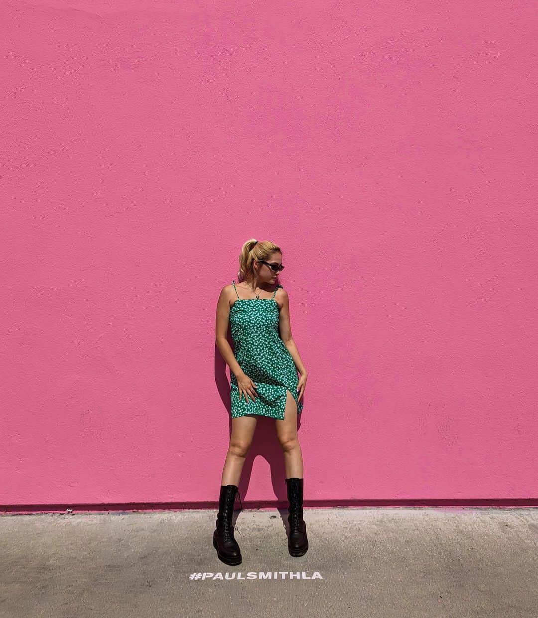 AMIのインスタグラム：「Cute all pink wall💗 If you come to LA, you will definitely want to take pictures here."maybe":)」