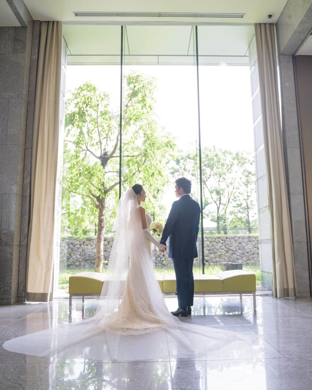 のインスタグラム：「Oggi.jpで結婚から双子の出産まで取材してもらいました💍👶👶 ▶️ https://oggi.jp/6996177 ⁡ ⁡ お声かけいただいた時は結婚してからけっこう経ってるし恥ずかしいわ〜、、って思ったのですが双子が産まれたタイミングでたくさんの思い出の写真を見返すいい機会になりました🙏 夫は双子育児を通して戦友のような存在に🙌 ⁡ パレスホテル東京での結婚式とっても懐かしい…♡  #Oggi#wedding#結婚式#パレスホテル東京#パレスホテル東京ウエディング#結婚#出産#双子出産#双子育児#思い出#プロポーズ#海外旅行」