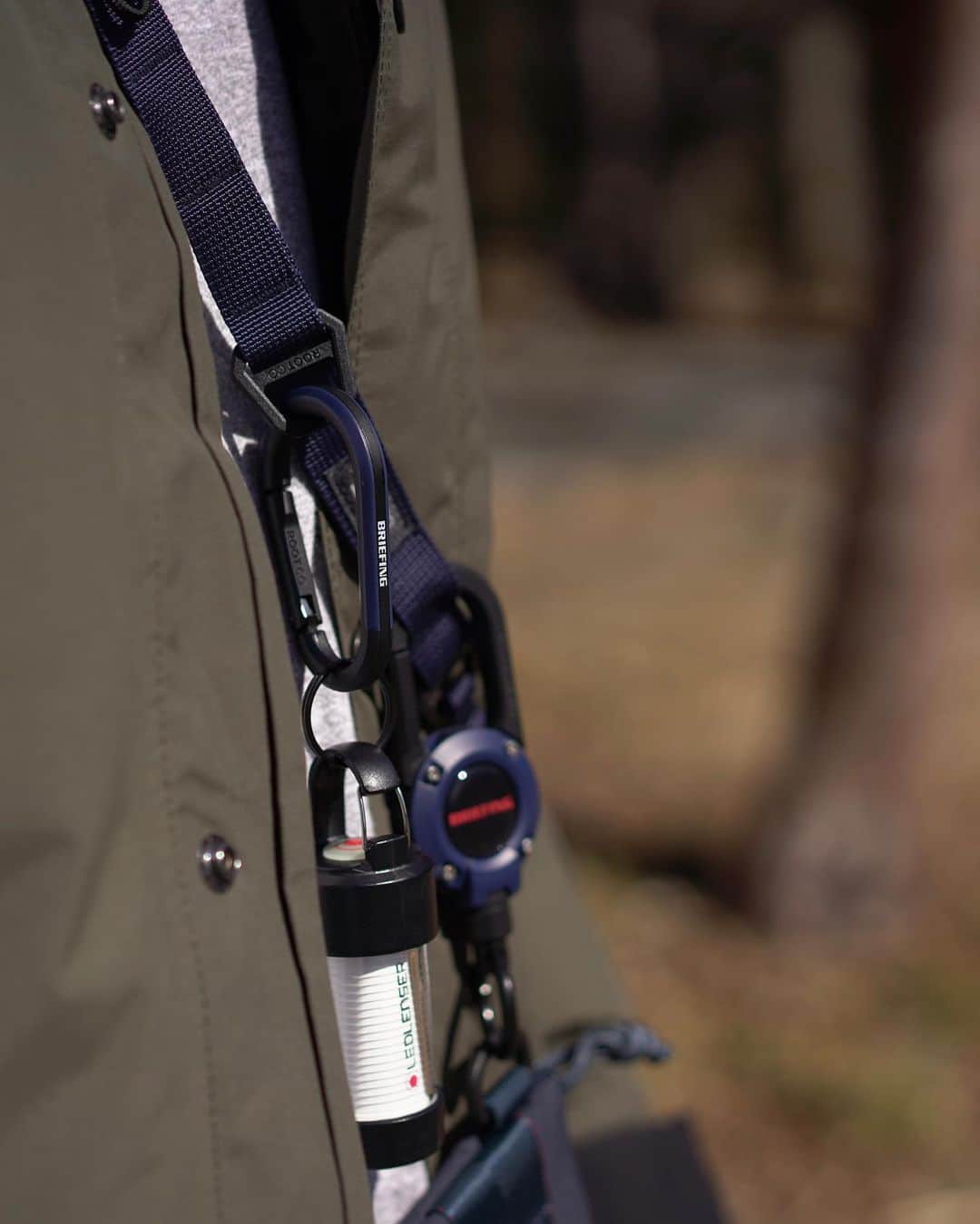 のインスタグラム：「. BRIEFING × ROOT CO. GRAVITY TRIAD CARABINER (Black × Navy)  BRIEFING limited color.  #briefing #root_co #rootco #triadcarabiner #carabiner」
