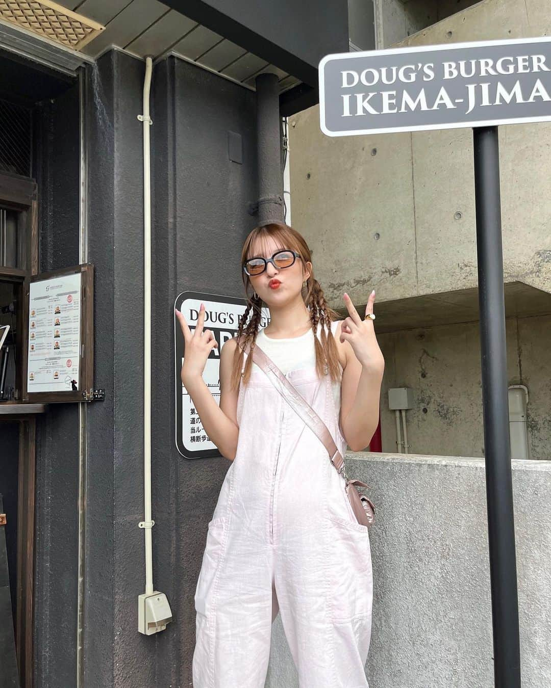 市野莉佳さんのインスタグラム写真 - (市野莉佳Instagram)「. 宮古島VLOG、YouTube載せたよ~🌺 @dougsburger_miyakojima  のハンバーガーがめっちゃ美味しかった !! また食べ行きたいなぁ🍔 毎日、写真と動画見返して 余韻に浸っています~投稿したい写真 まだ沢山あるから待ってて🏝️:) . #宮古島 #沖縄 #国内旅行 #旅行 #miyakojima #okinawa #japan #ファッション #ヘアアレンジ #コーデ #trip #夏服 #夏コーデ #りかりこ #双子」5月27日 19時38分 - ichirika_62