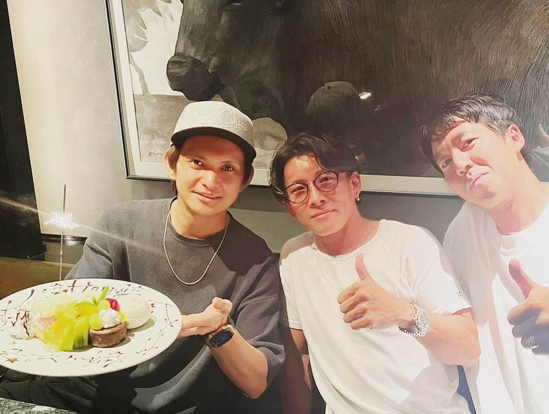 伊崎右典のインスタグラム：「先日も誕生日お祝いして頂きました🎂 キョウヘイ、ハル君ありがとう🐯✨ あと久しぶりのキヨシ君w #伊崎右典  #冨尾享平」