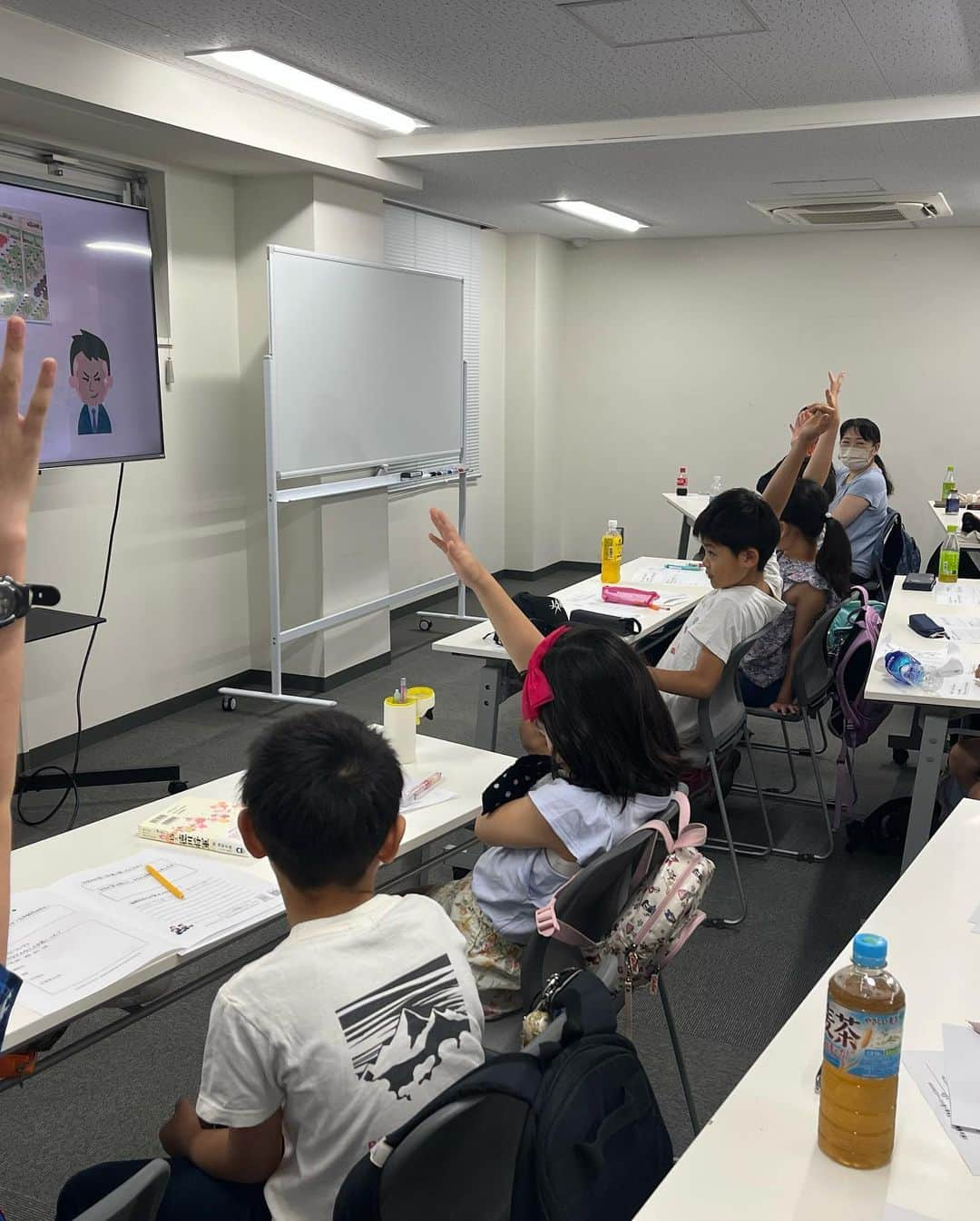 房野　史典のインスタグラム：「【5月の歴史冒険教室～江戸時代前編が無事に終了しました～！】  みんなの冒険教室ではお馴染みの吉本芸人×歴史講師の房野先生と @bounofuminori1980   江戸時代へのタイムスリップ体験！  今回も大爆笑！であっという間の90分間でした。  後編は6月！そちらも楽しみです！  #みんなの冒険教室 #歴史冒険教室 #吉本芸人 #江戸時代  #習い事東京 #習い事体験 #習い事探し #習い事したい  #体験授業受付中 #体験授業  #小学生ママと繋がりたい #小学生習い事 #小学生トレーニング #小学生の母 #小学生のママ #小学生の勉強  #こどものあそび #こどもの遊び場 #こどものならいごと #東京ママさんと繋がりたい  #冒険好き #探究心教育 #探究学習 #探究型ラボ #探究型学習 #探究型学習塾」