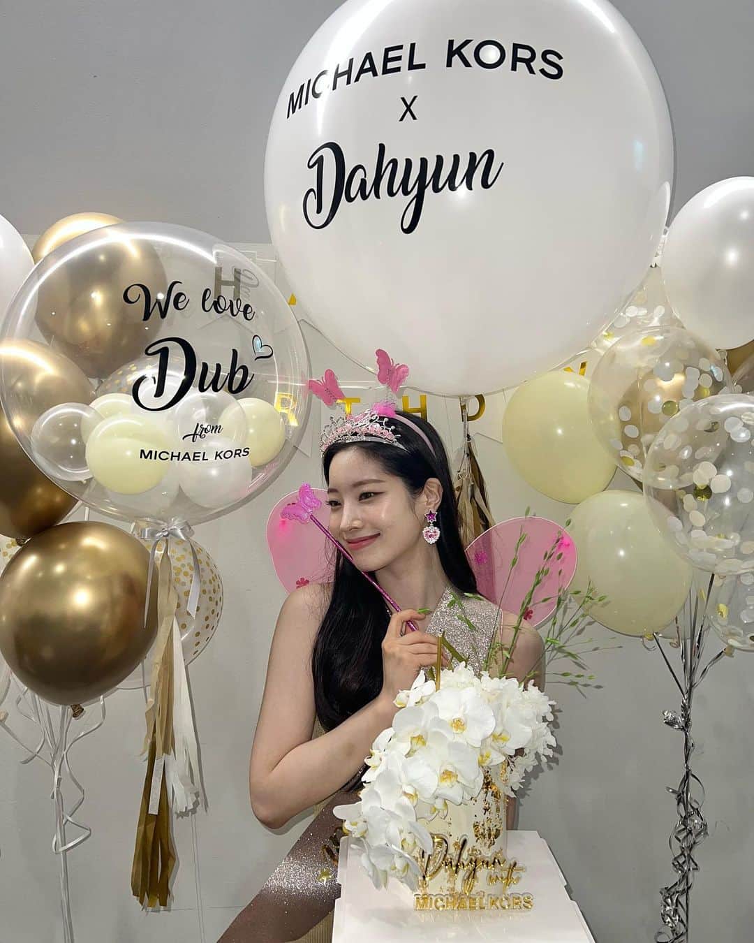 ダヒョンのインスタグラム：「깜짝 생일 축하해 주셔서 정말 감사합니다🫶 MICHAEL KORSxDAHYUN 기대해 주세요🕶️ @michaelkors」