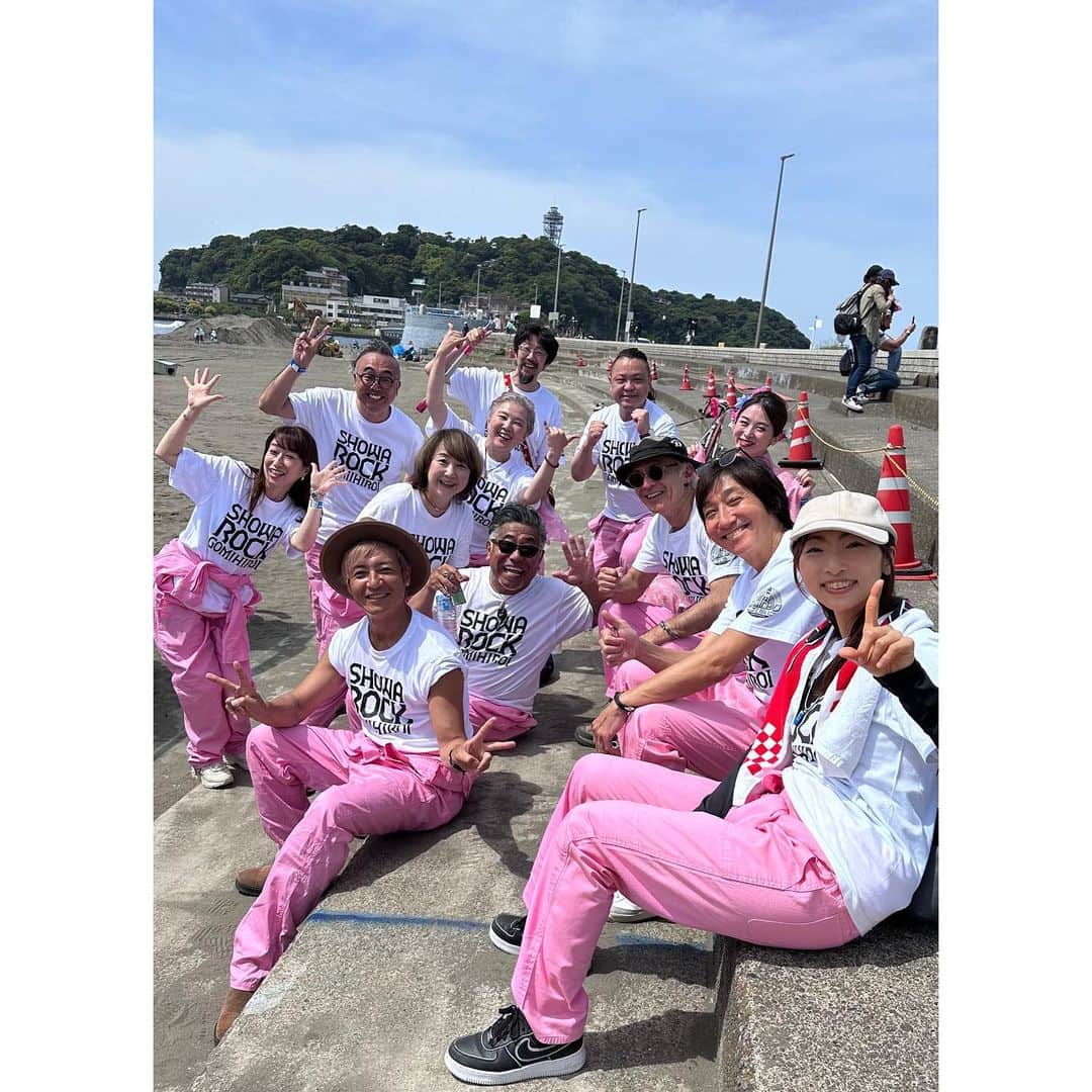 つるの剛士のインスタグラム：「今日は #江の島 #片瀬東浜 にて 『昭和ロックごみ拾い』が開催されました♪  朝から炎天下のなか1000人越えの皆さんが大集結。 一斉にゴミ拾い😀✨  のあとはライブ〜  山中湖のブラスバンド #BLUELAKEBEAT の皆さんとのコラボも楽しかった！！  誕生日の近かったウルフルケイスケさん、富田京子さんと一緒に誕生日のお祝いまでしていただきました😭感謝  ビーチは綺麗になりましたが、 肌は真っ黒や😀  #海さくら　@umisakura_jp  #昭和ロックごみ拾い  #麻倉未稀 #ウルフルケイスケ/ウルフルズ #荻野まどか #角野秀行/TUBE #つるの剛士 #富田京子 /PrincessPrincess #中山省吾  #海洋戦士シーセーバー #大矢剛康 #山本夢  #ピンクリボン #あいおぷらす  #藤沢 #ふじさわ #湘南」