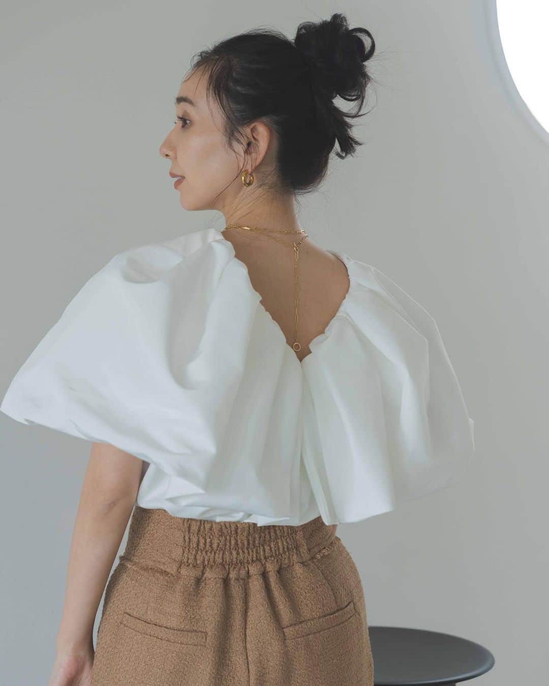 鈴木詩織のインスタグラム：「meriコラボまもなくです、、、🤭🩶  本日20:00〜23:59までお使いいただける10%OFFクーポンが出ていますので、是非使ってくださいね🙇🏻‍♀️  みなさまがどのアイテムにされるのか楽しみ♡  ⁡  🛒5/27(土)20:00〜  ☑︎ 天使の羽カットコンビトップス オフホワイト/ネイビー  ☑︎ バックノットデザインノースリブラウス オフホワイト/ブルーグレー  ☑︎ ドロストスリーブシアーブラウス ベージュ/ブラック  ☑︎ ビッグスリーブロンパース グレー/ネイビー  ⁡  #meri#ミーリー#ミリコのミリ活」