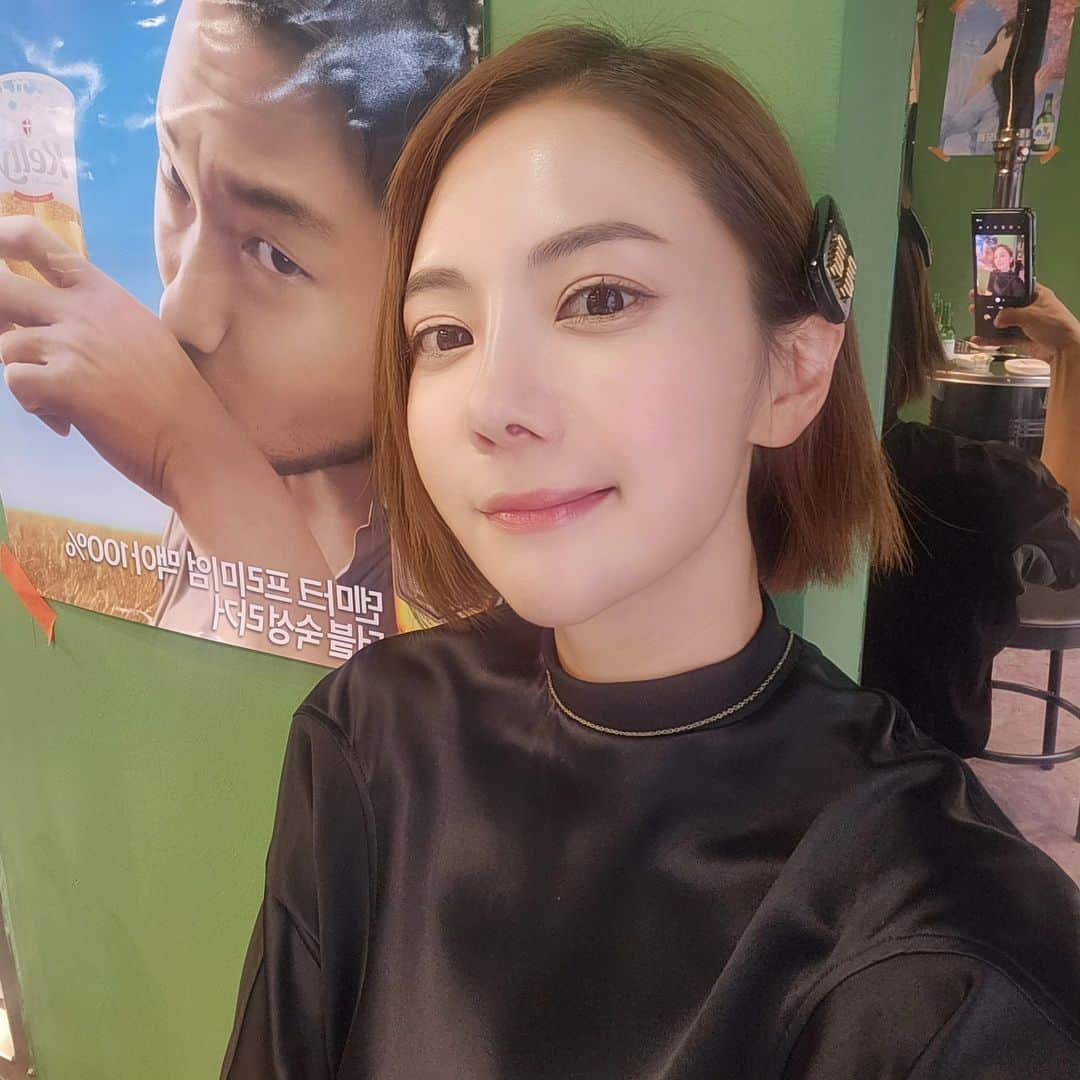 ユ・ハナのインスタグラム：「약속한 그대들이  늦게 와서 미안해했지만 그러지않아도 되었어 난 손석구님과 사진을 열심히 찍고있었거든  글고 주현언니 남치니가 사준 원마소의 모엣샹동은 꿀맛, 진짜 #원마소도산점 은 점점 더 사랑입니다요🙏❤️  고기는 입으로 들어가기바빠 사진없는거 실화니」