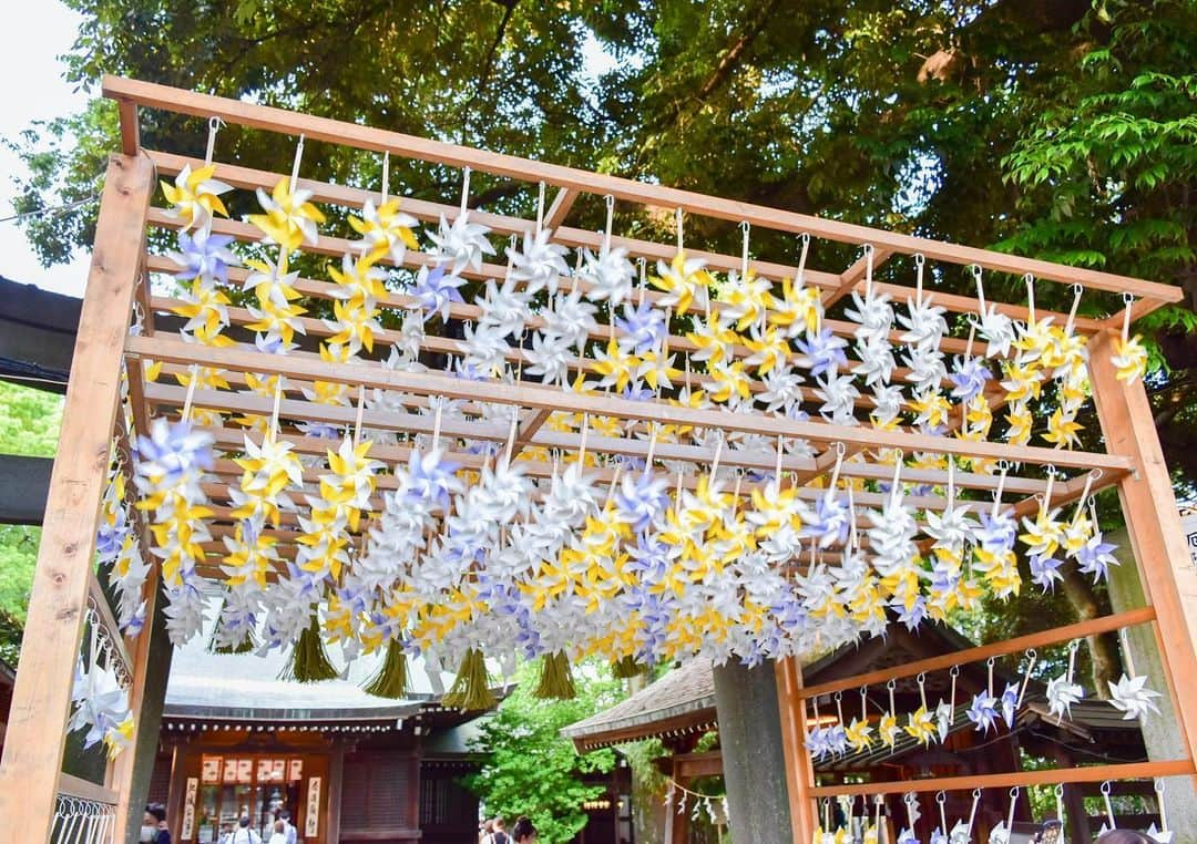 川越氷川神社さんのインスタグラム写真 - (川越氷川神社Instagram)「. 予定より少し早まりましたが、本日より鳥居下の風鈴棚に「かざぐるま」を飾り付けました。 縁むすび風鈴が始まるまでの短い間ですが「風の姿」をお楽しみください。  #川越氷川神社 #かざぐるま #初夏  #年中行事 #埼玉 #川越 #川越市 #小江戸川越 #kawagoe  #kawagoehikawashrine」5月27日 19時50分 - kawagoe_hikawa