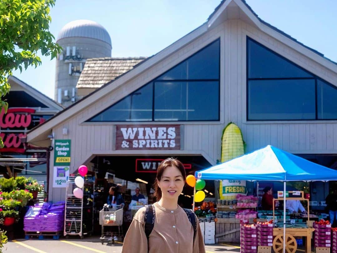 川原亜矢子のインスタグラム：「大好きなスーパーマーケットへ✨ #stewleonards #newyork #supermarket #ロブスターサンド #オーガニック」